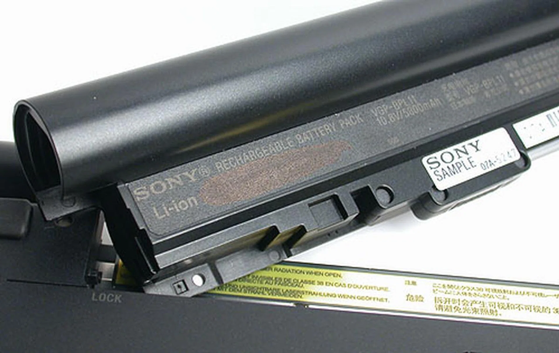 Despite its size, this Li-ion battery lasts quite a while and is rated at more than 11 hours according to Sony. Our own DVD playback test at full brightness saw it last a very good 3 hours and 35 minutes.