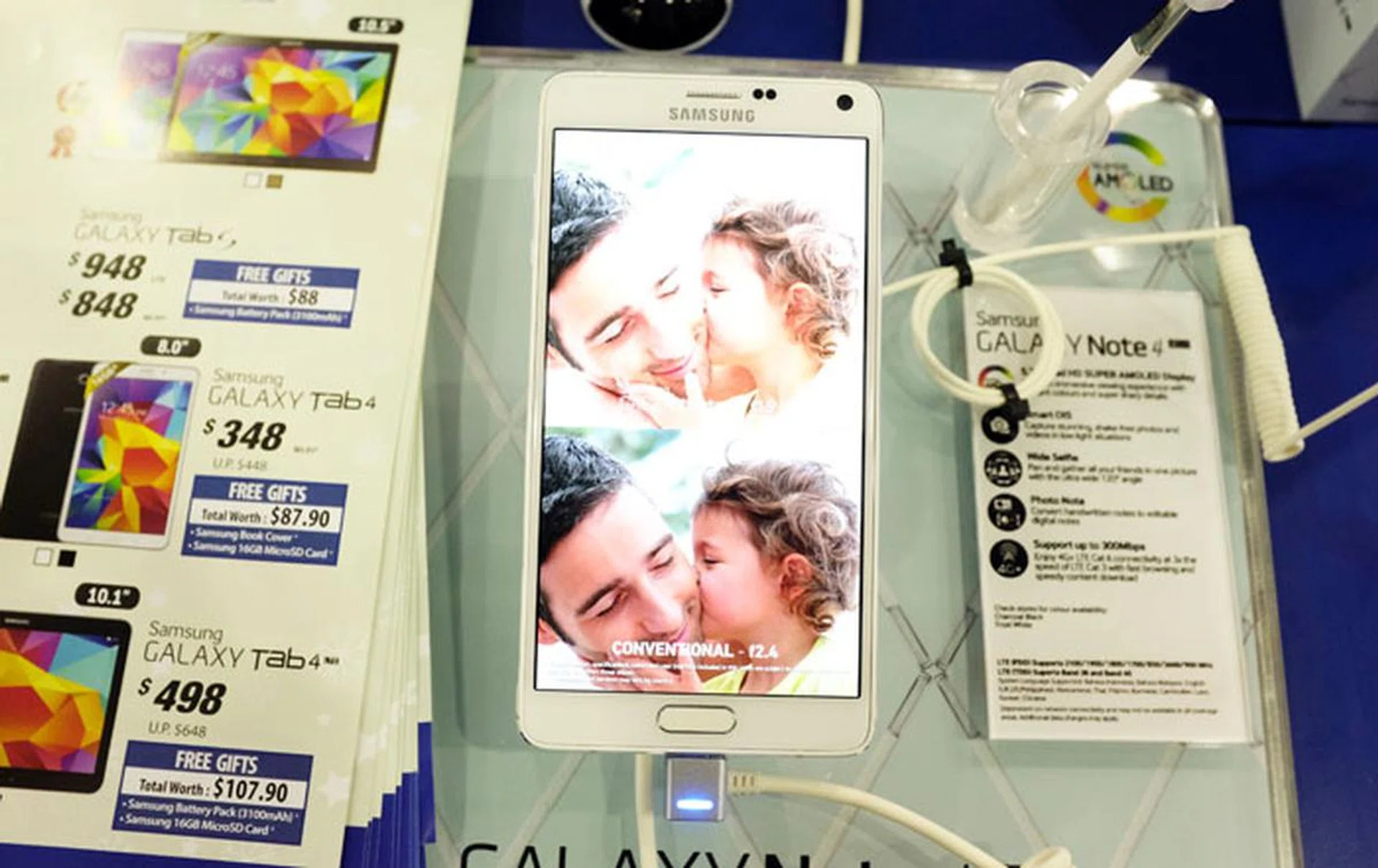 The Samsung Galaxy Note 4 is one of the best phablets on the market with a 5.7-inch QHD 2,560 x 1,440-pixel resolution display, Qualcomm Snapdragon 805 quad-core 2.7GHz processor and excellent productivity thanks to its S pen stylus. You can pick one up at Best Denki for $1,048 (usual price: $1,088), with a free 32GB SD card and two power banks!