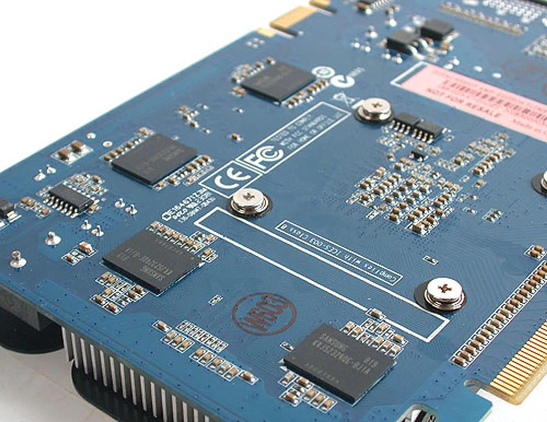The GDDR3 memory chips on the Zotac are not in contact with the heatsink and are left as such. Zotac has gone for Samsung's 1.0ns chips and clocked them at a slightly higher 1800MHz DDR instead of 1600MHz.