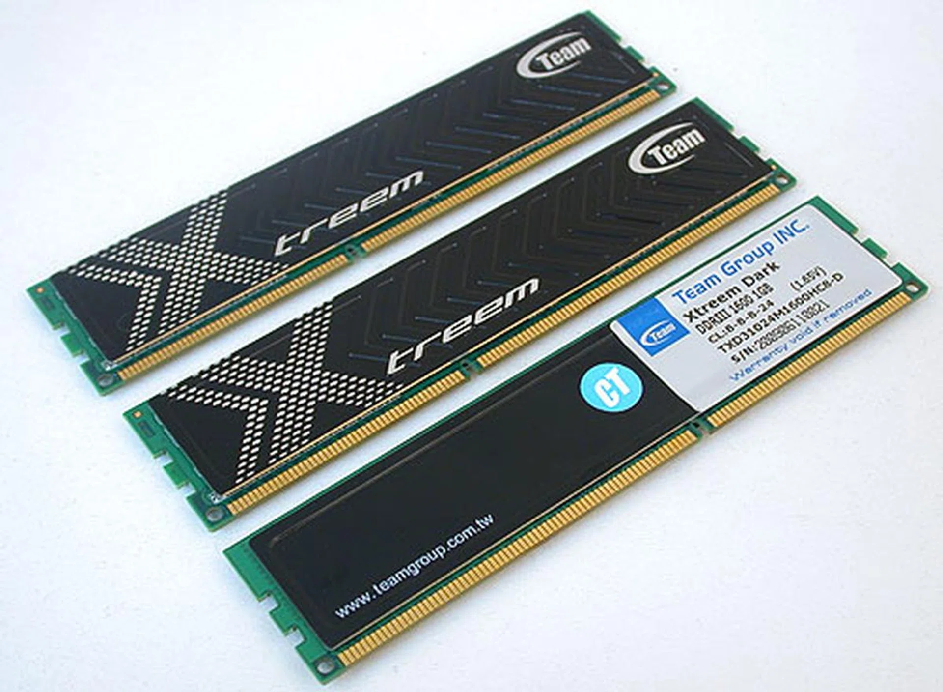 Team's Xtreem Dark memory modules are fittingly clad in black heat spreaders.