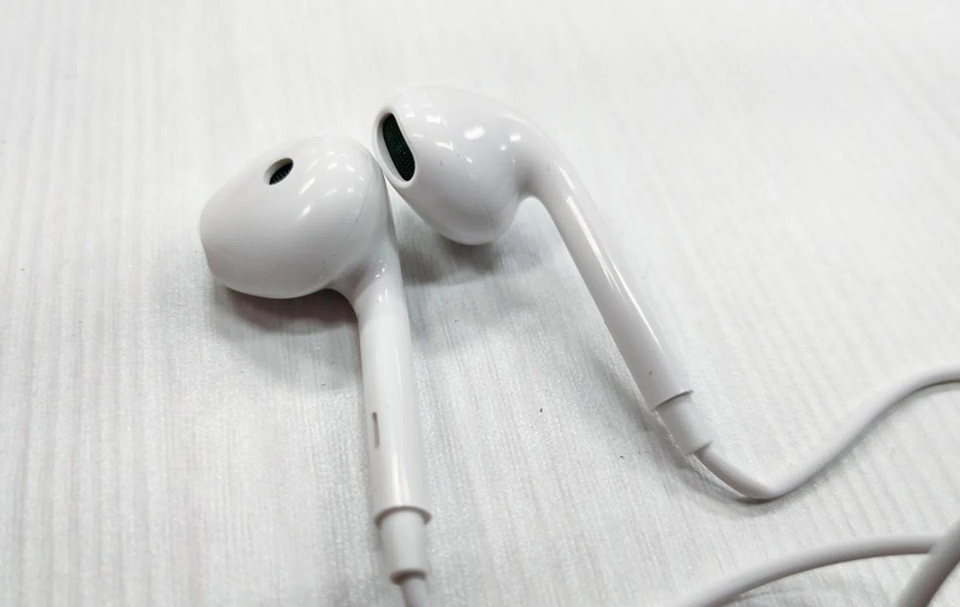 The bundled earphones are pretty much the same as what comes with the Reno.