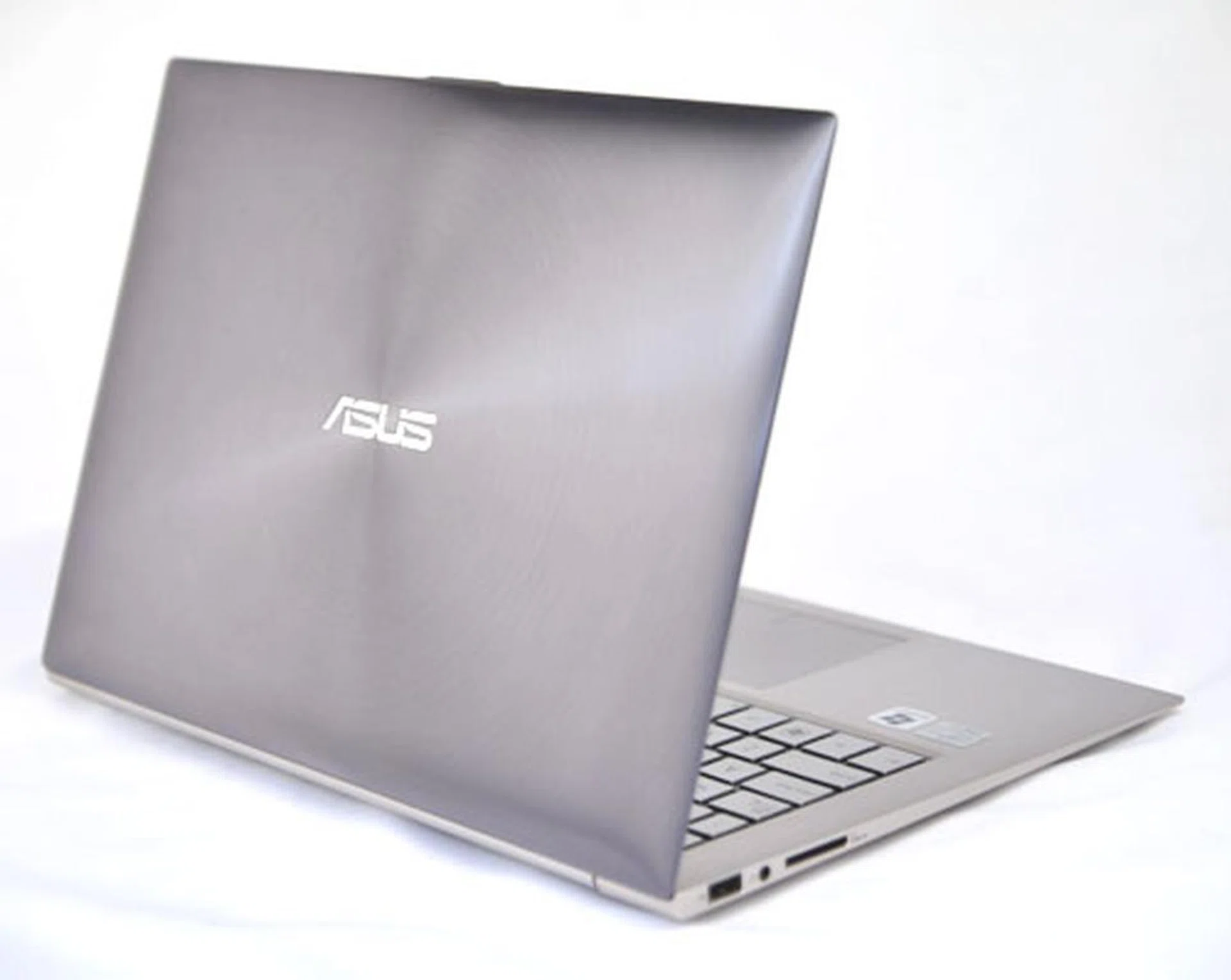 There are very little flexible parts in this machine because Asus opted to use aluminum throughout most of the notebook.