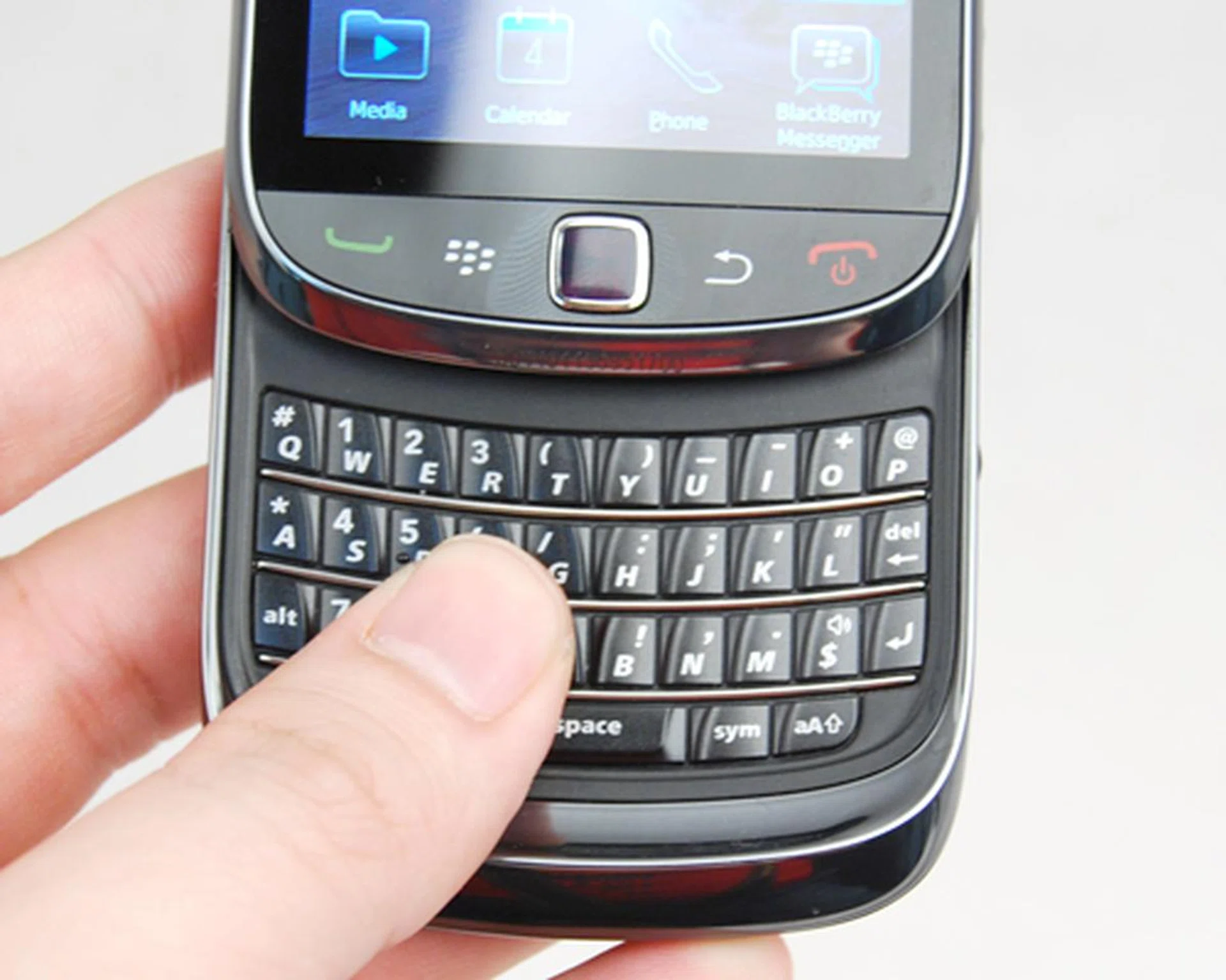 The familiar QWERTY keyboard is hidden below the sliding display.