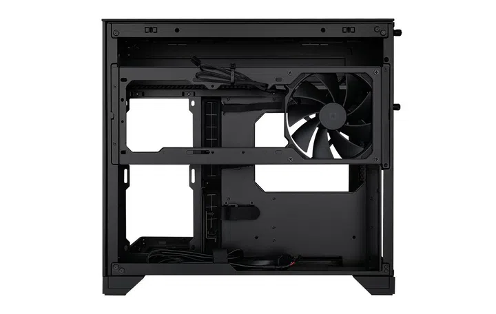 The second chamber, which comes with a pre-installed 140mm fan, along with dedicated tube-routing space.