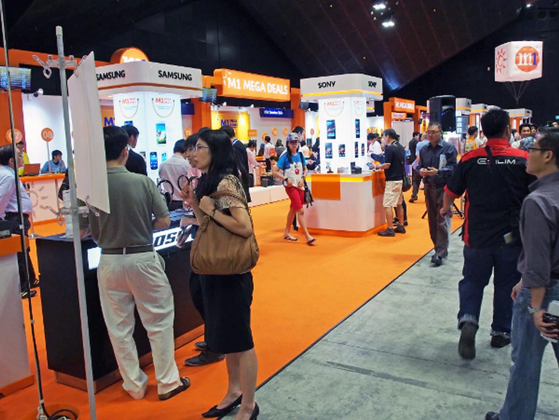 M1 had a large booth (it's probably a whole bunch of booths) at the right side of the exhibition hall, ready to serve their customers' and potential customers' needs.