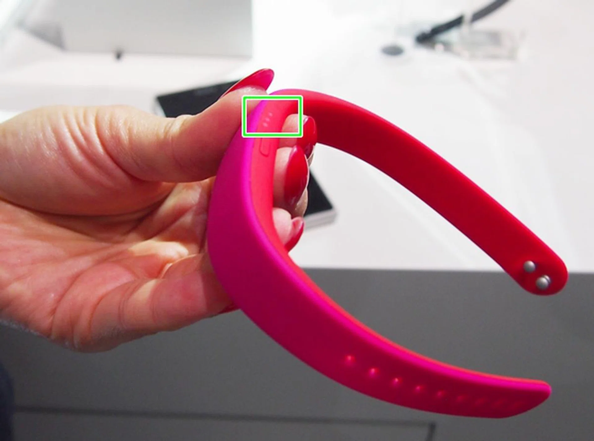 The wrist band has three LEDs which will light up depending on the number of taps and how long u press the power button.