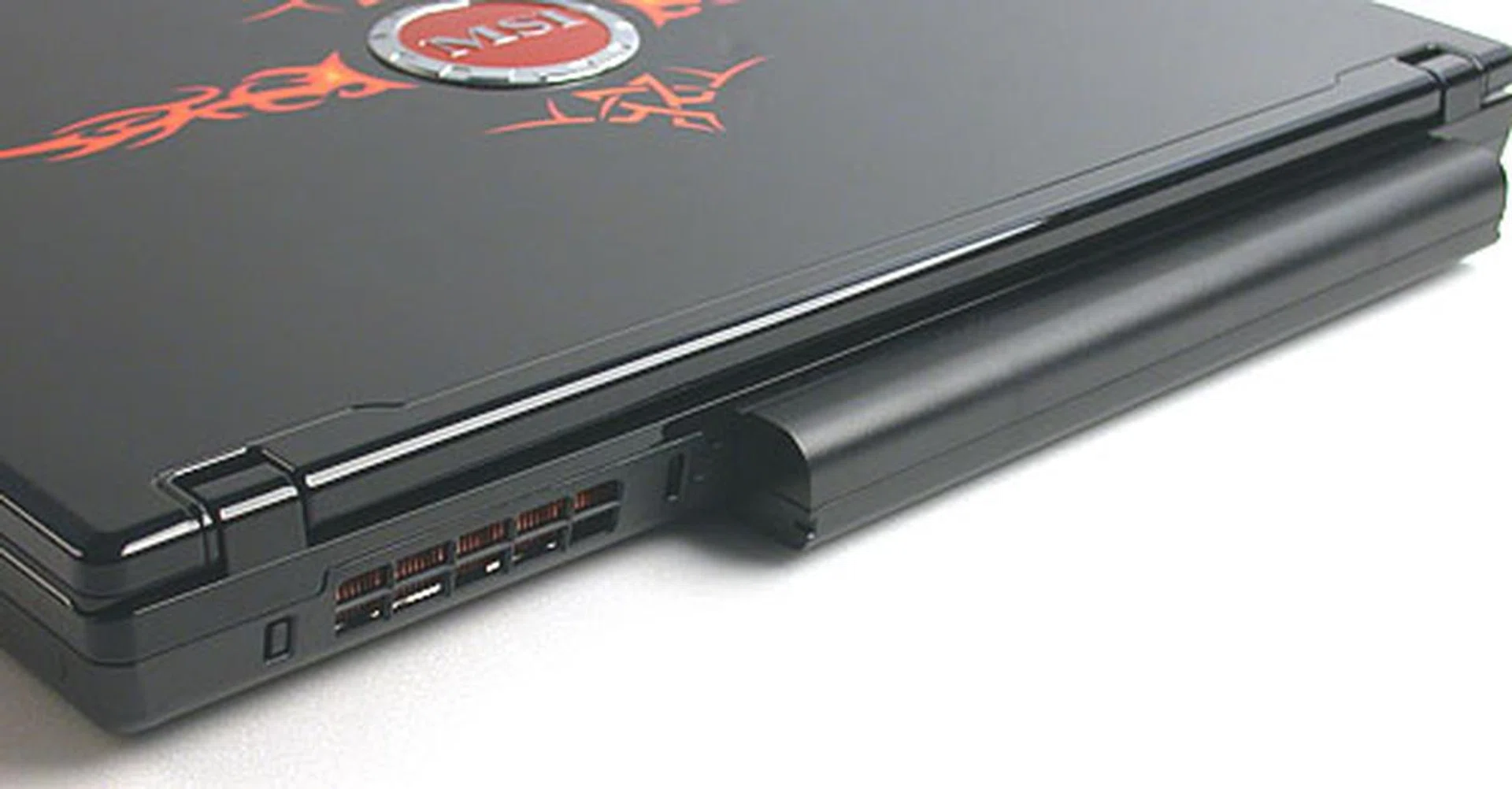 With the 9-cell Li-on battery included in our review unit, the rear of the GX600 is naturally more bulky than usual.