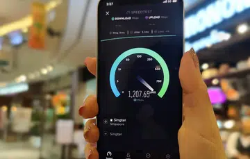 Singtel's real-world testing of VivoCity's indoor 5G coverage, replete with top-tier manicuring. Image credit: Singtel.