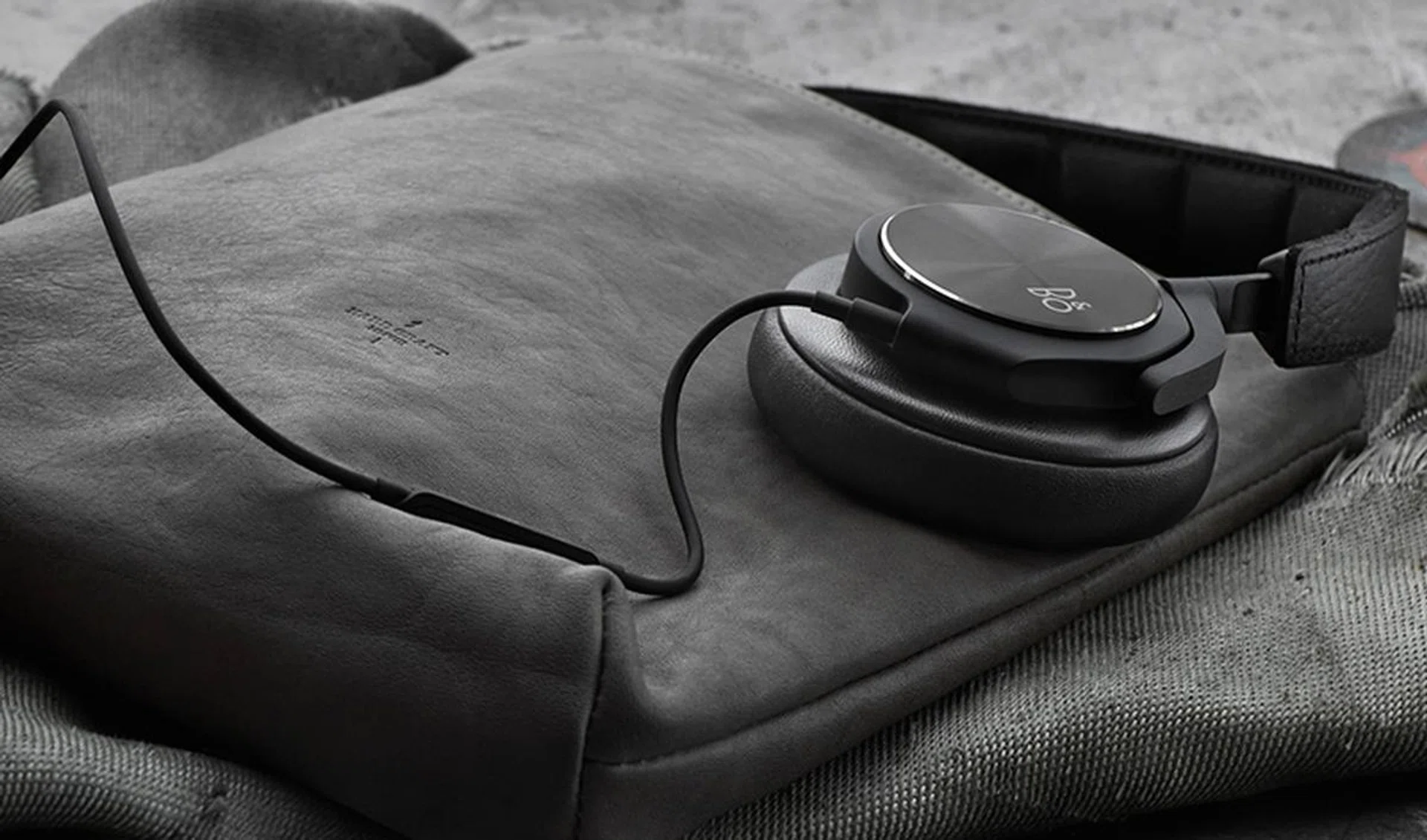 The Beoplay H6 are made with premium materials such as aluminum and real lambskin leather.