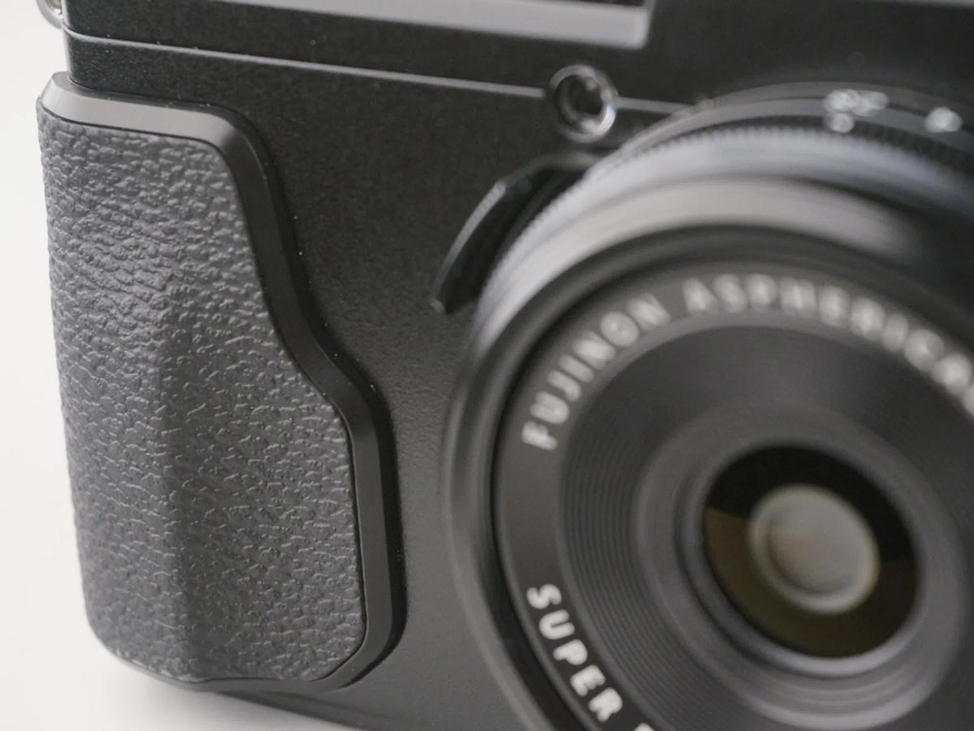 The new handgrip gives you a place for your fingers to curl over for a better grip.