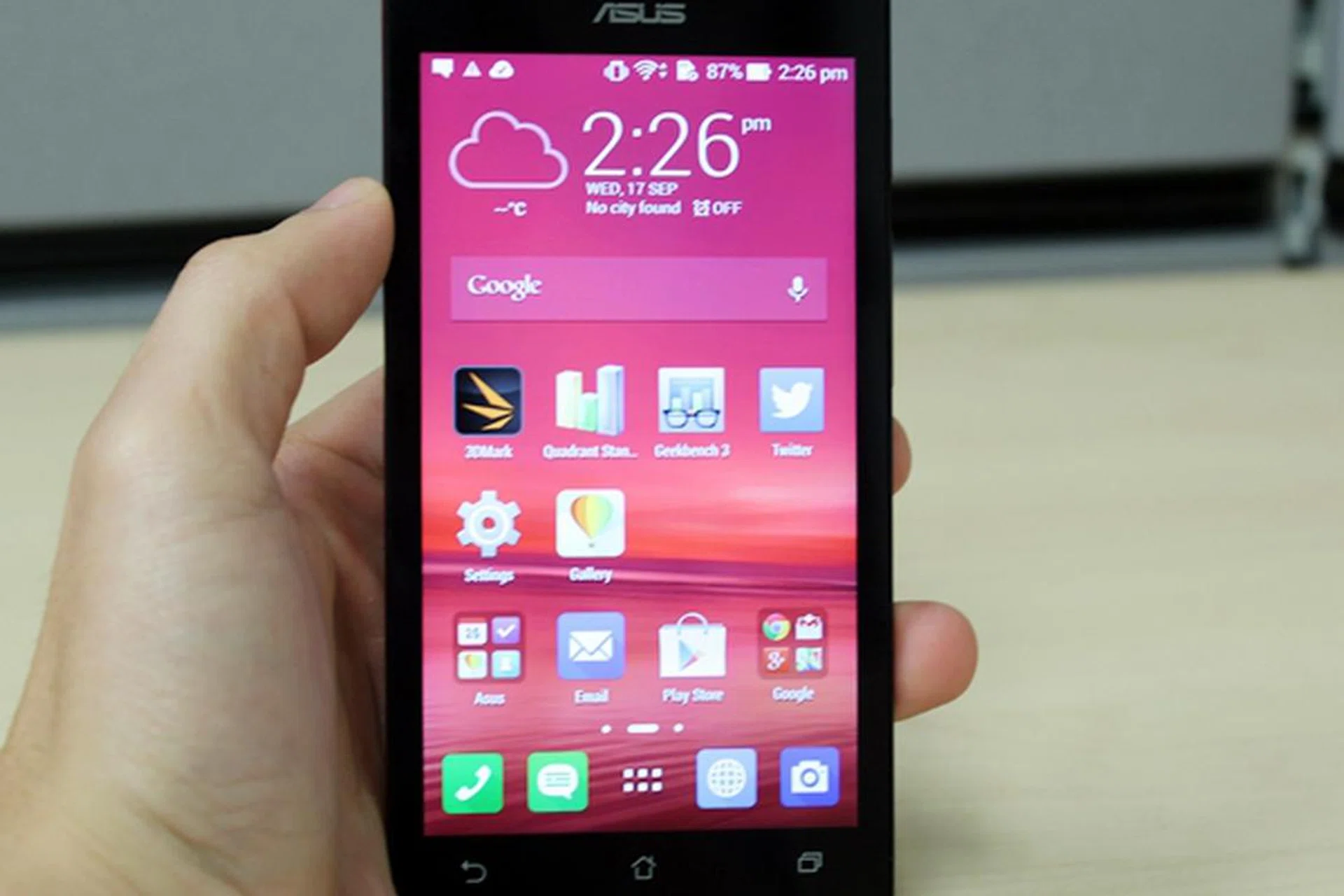 The ASUS ZenFone 5 LTE has the looks identical to its 3G counterpart.