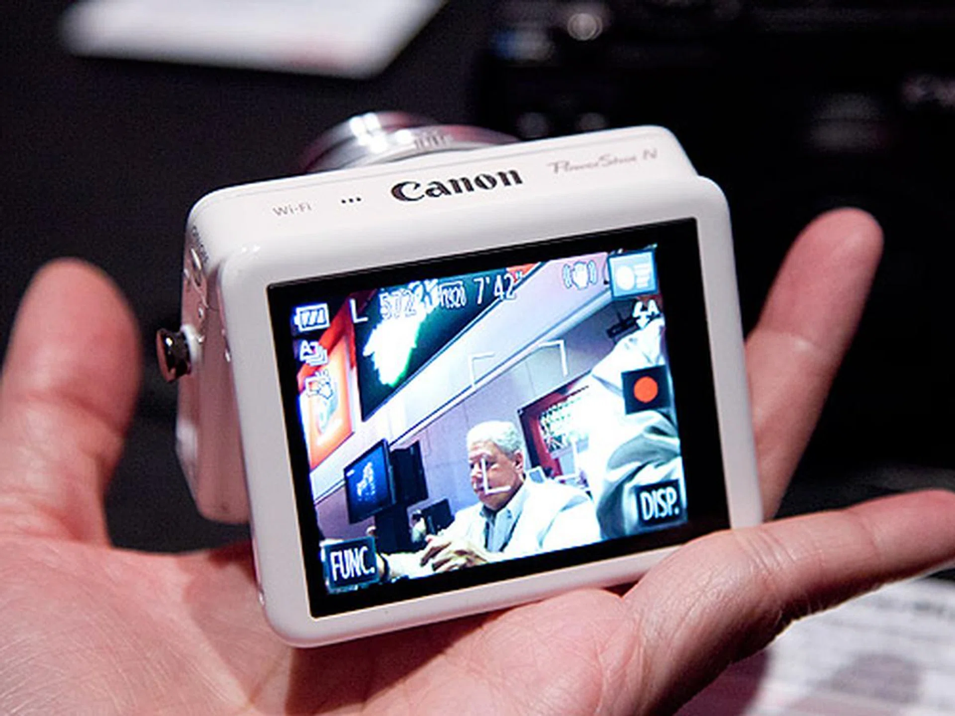 It comes with a 2.8-inch tilt-capable touch screen LCD panel.