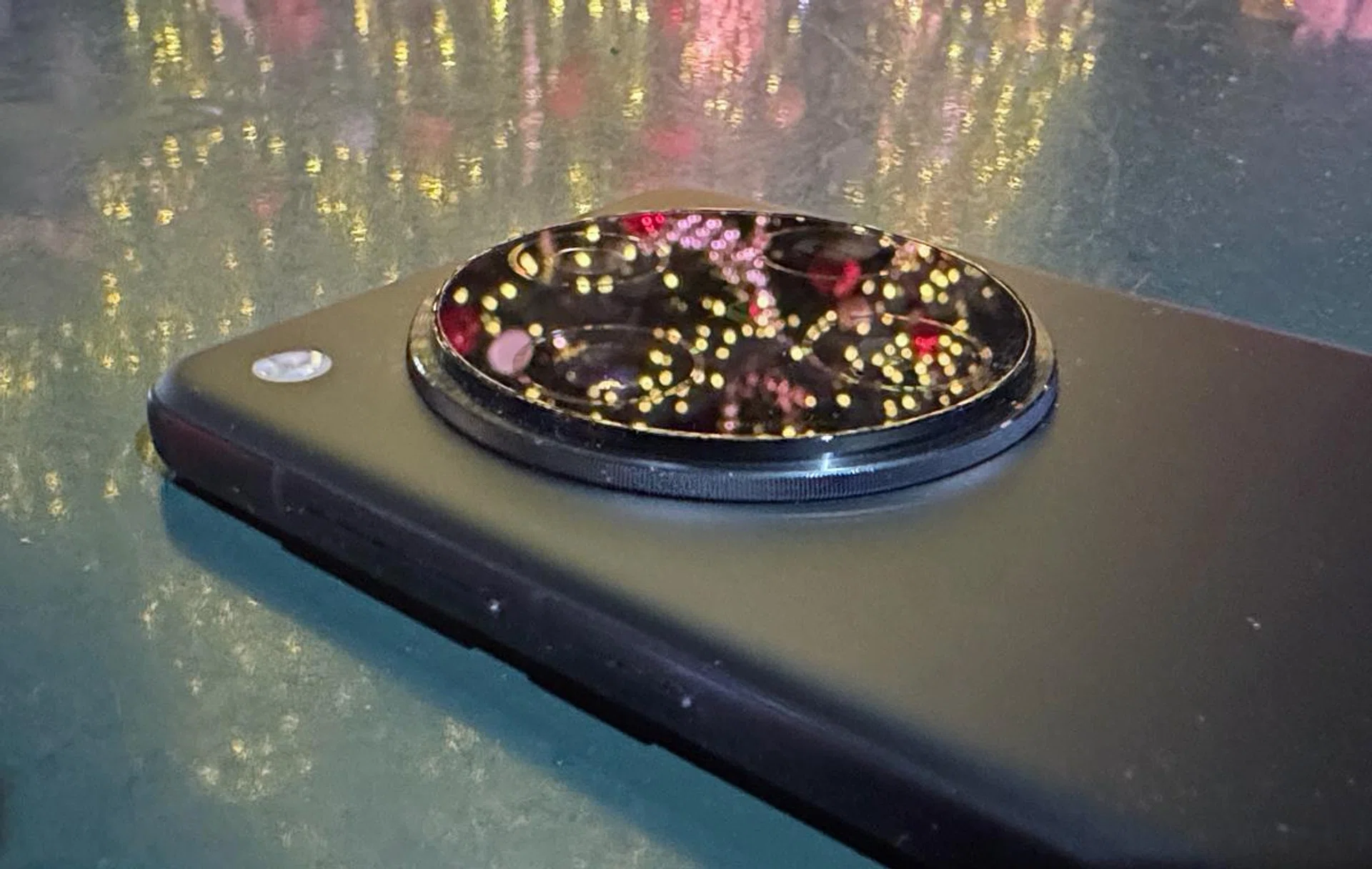 The camera housing is less bulky than what you'd usually find on other flagship-tier Android smartphones. Photo: HWZ.
