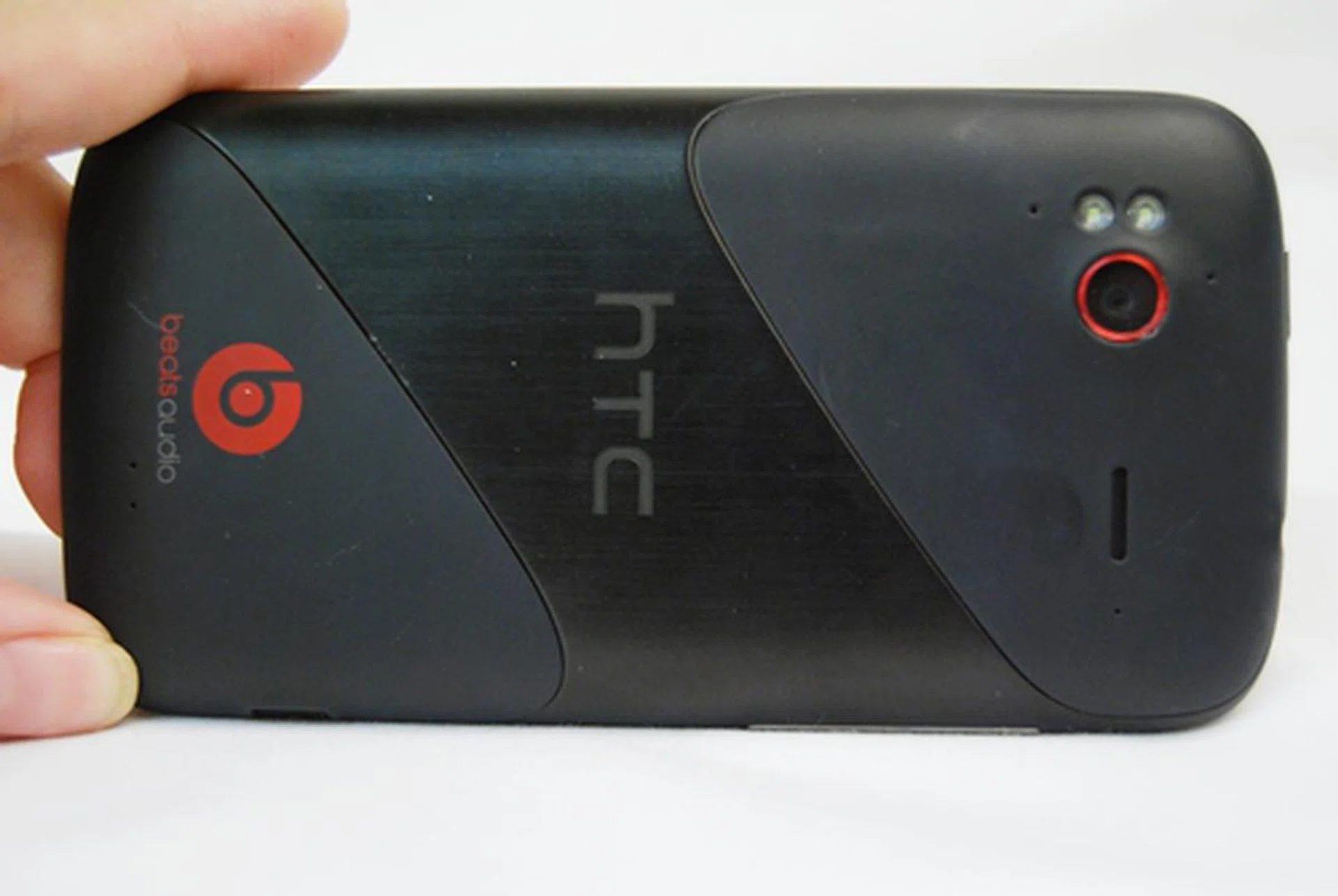 Like the Sensation, the Sensation XE is flanked at the back by a metal/plastic cover. The differences? The Beats Audio logo and red-rimmed lens.