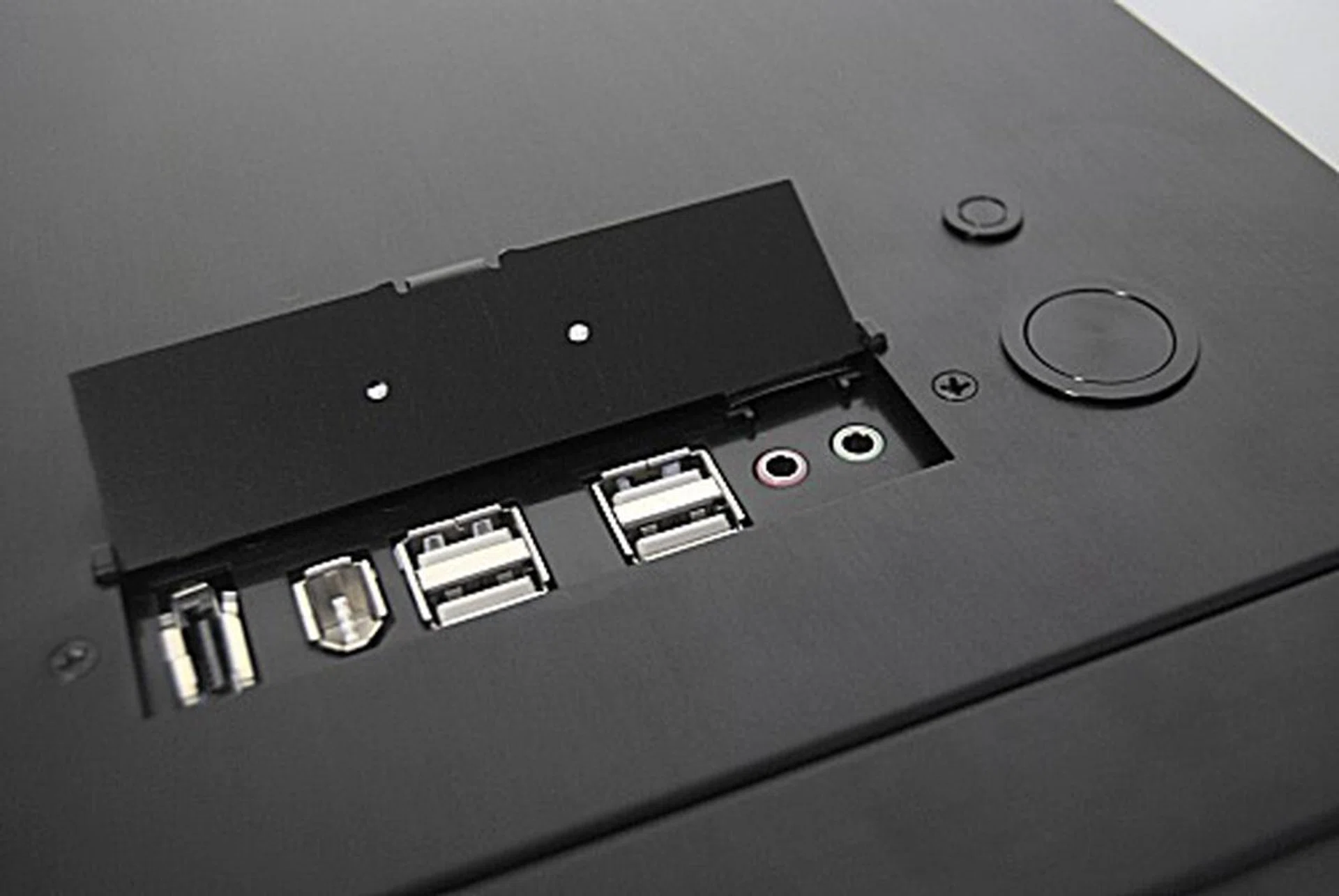 Under the Lian Li logo lies the standard array of connectivity ports from USB, FireWire, eSATA and audio ports, similar to the Lian Li Armorsuit PC-P60 that we previously reviewed.
