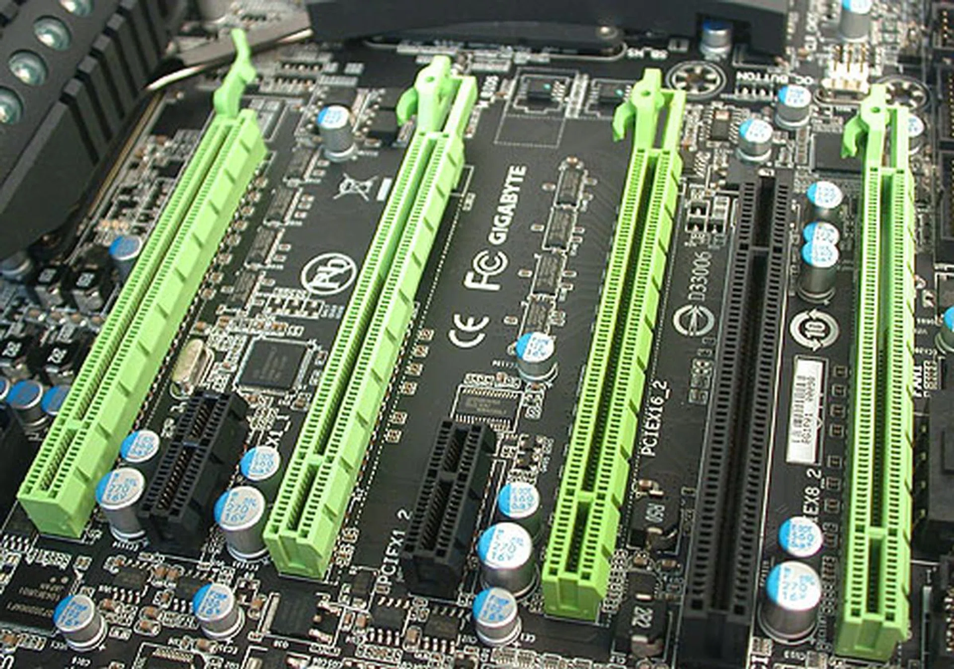 The four PCIe 2.0 x16 slots arranged to allow for dual-slot graphics cards. Support for up to 4-way ATI CrossFireX and 3-way NVIDIA SLI is present. The lack of PCIe lanes that Gigabyte could have amended with an NVIDIA NF200 chip does make it less appealing for the highest end user.