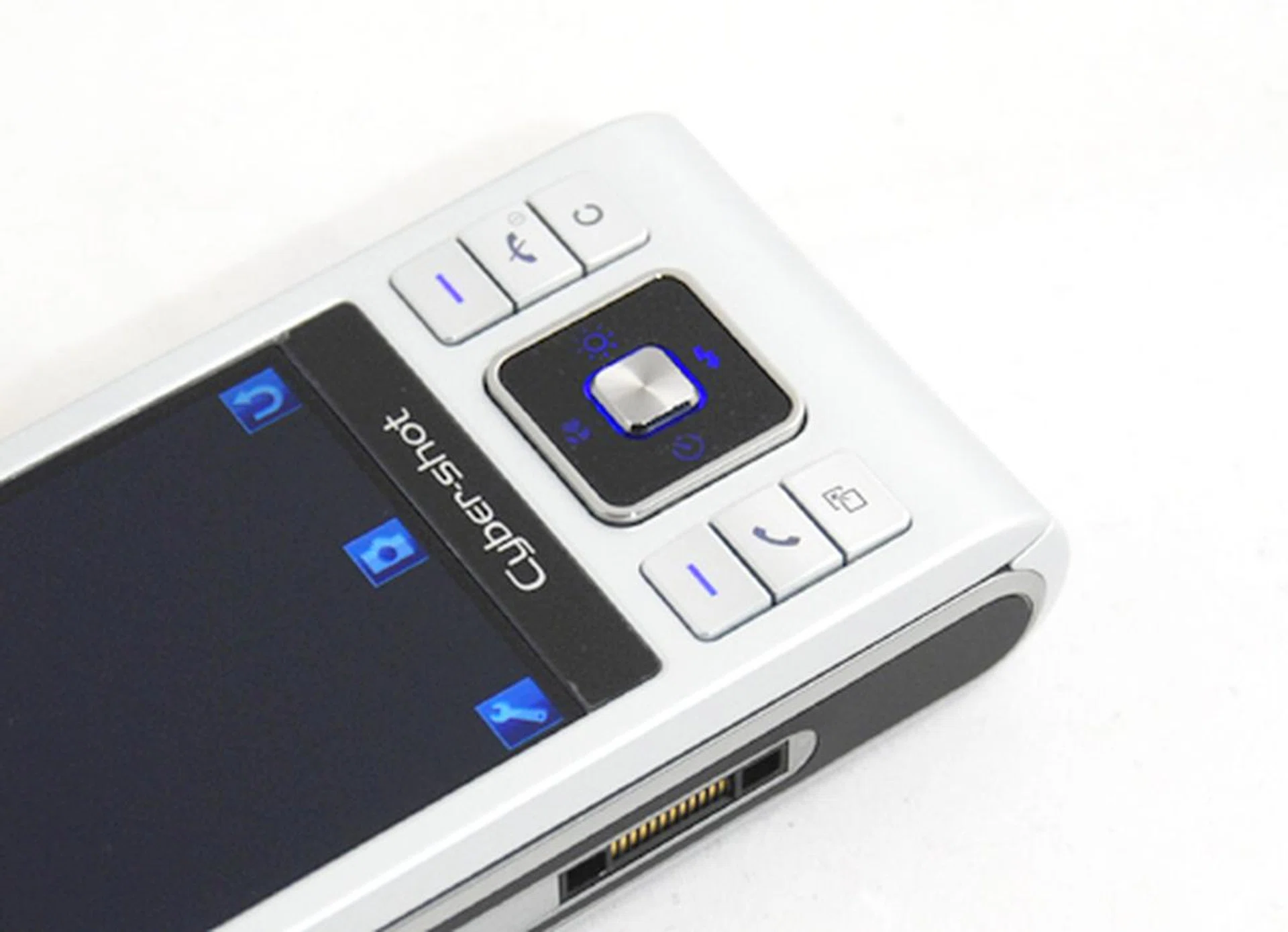 With the camera active, the directional pad is lighted up in blue, and from the top in a clockwise direction: Exposure, Flash, Timer and Macro.