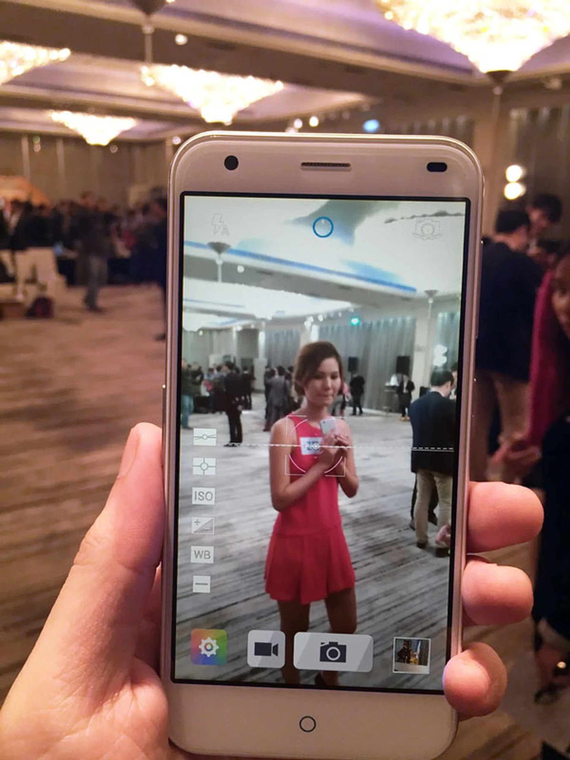 Tap the blue circle at the top of the screen to switch to Expert mode, which includes an angle check, and options for ISO, metering and manual focus.