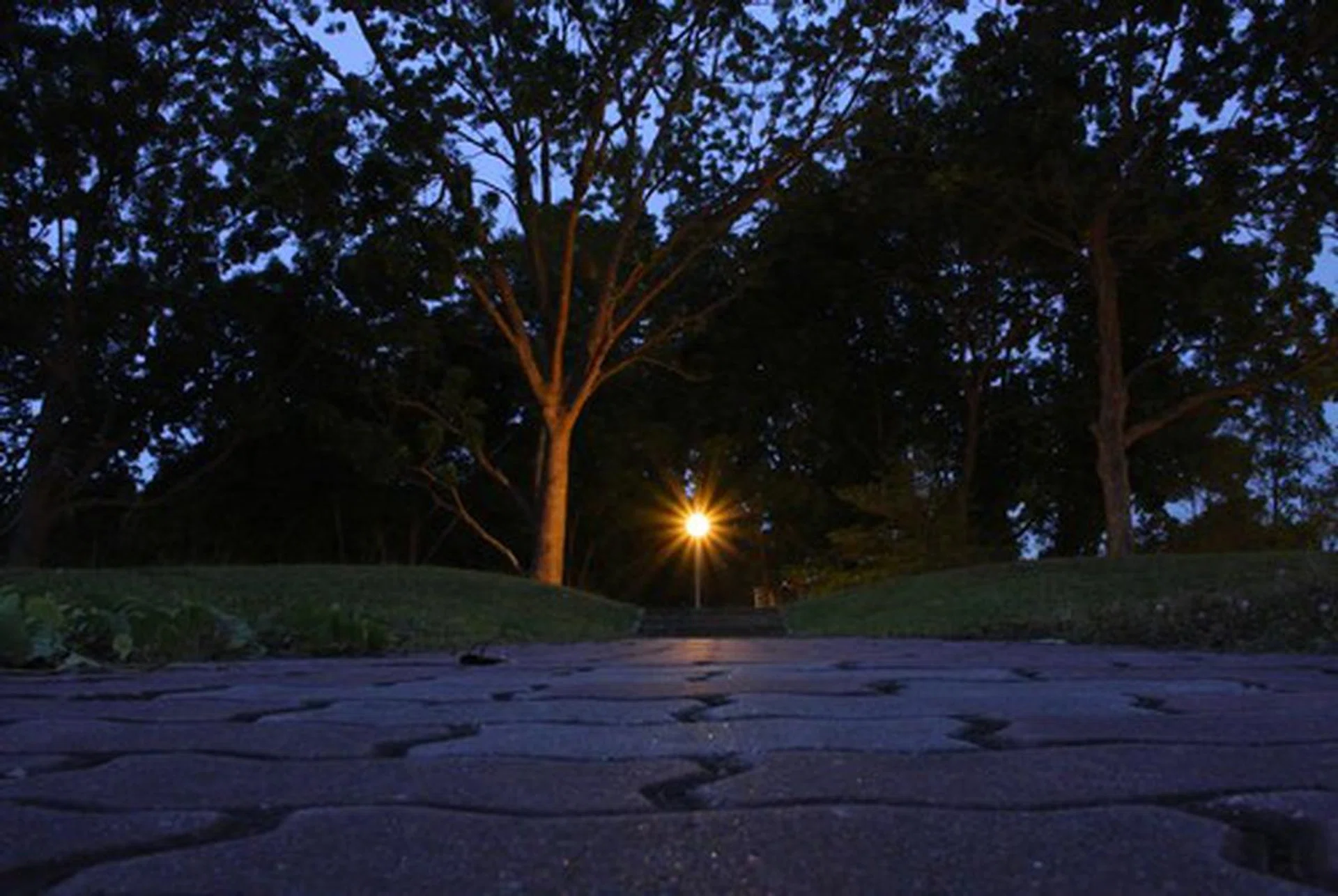 f/11 at 27mm (35mm equivalent), 1.3 sec, ISO1600.