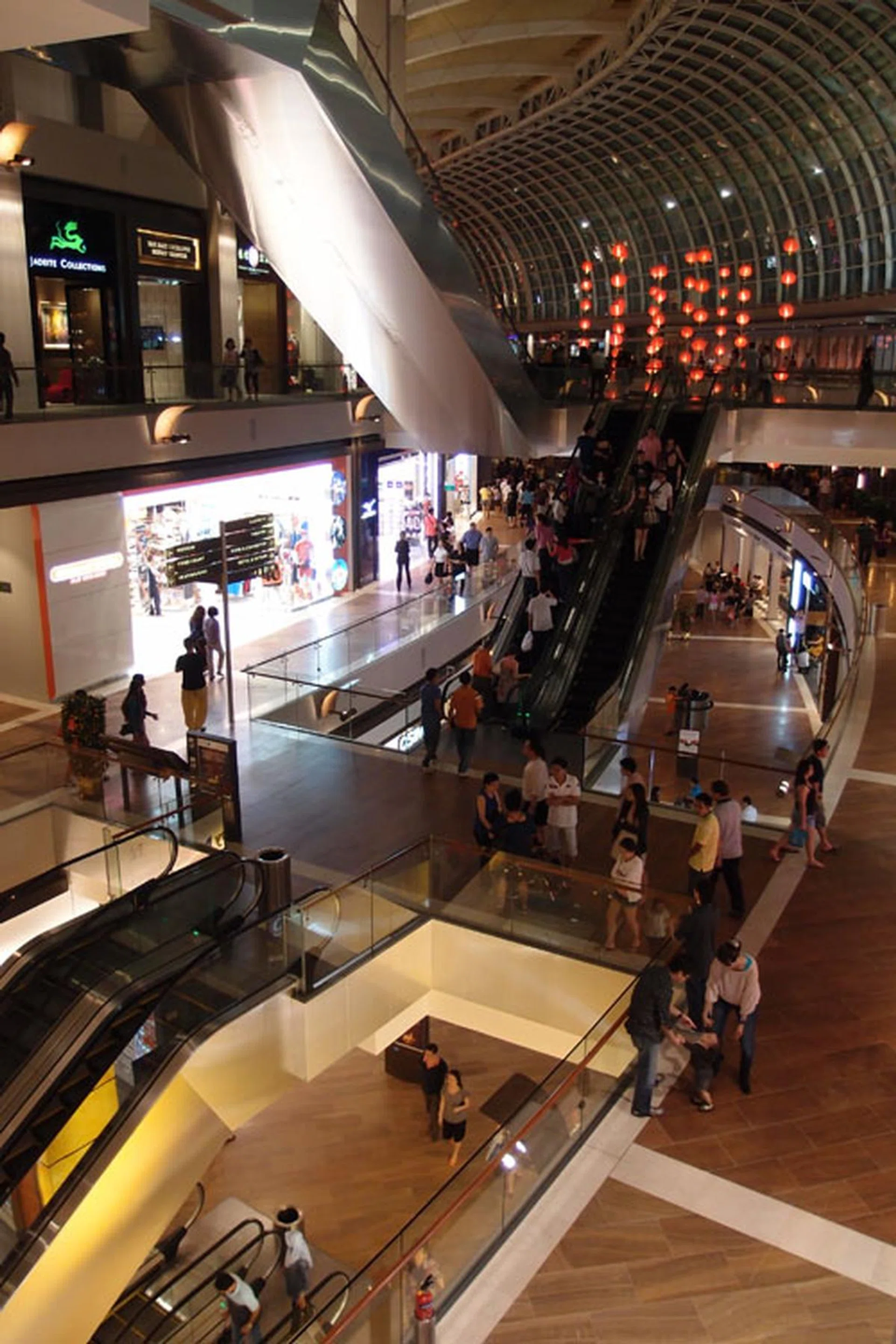 f/1.8 at 28mm, 1/30 sec, ISO200.