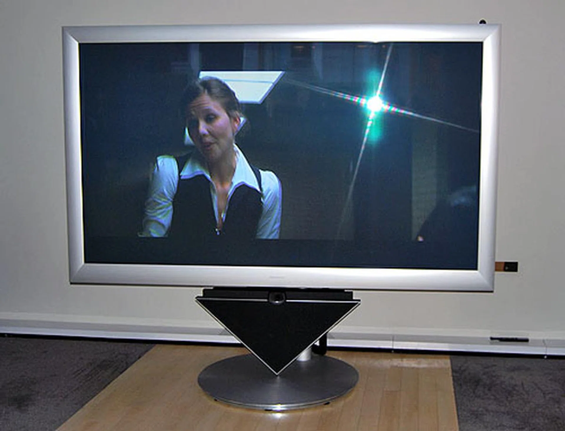 After what seems like eternity, the curtains were finally dropped and the BeoVision 4-103 was at last unveiled in its full glory. It goes without saying that it is absolutely huge and it looks fantastically gorgeous.