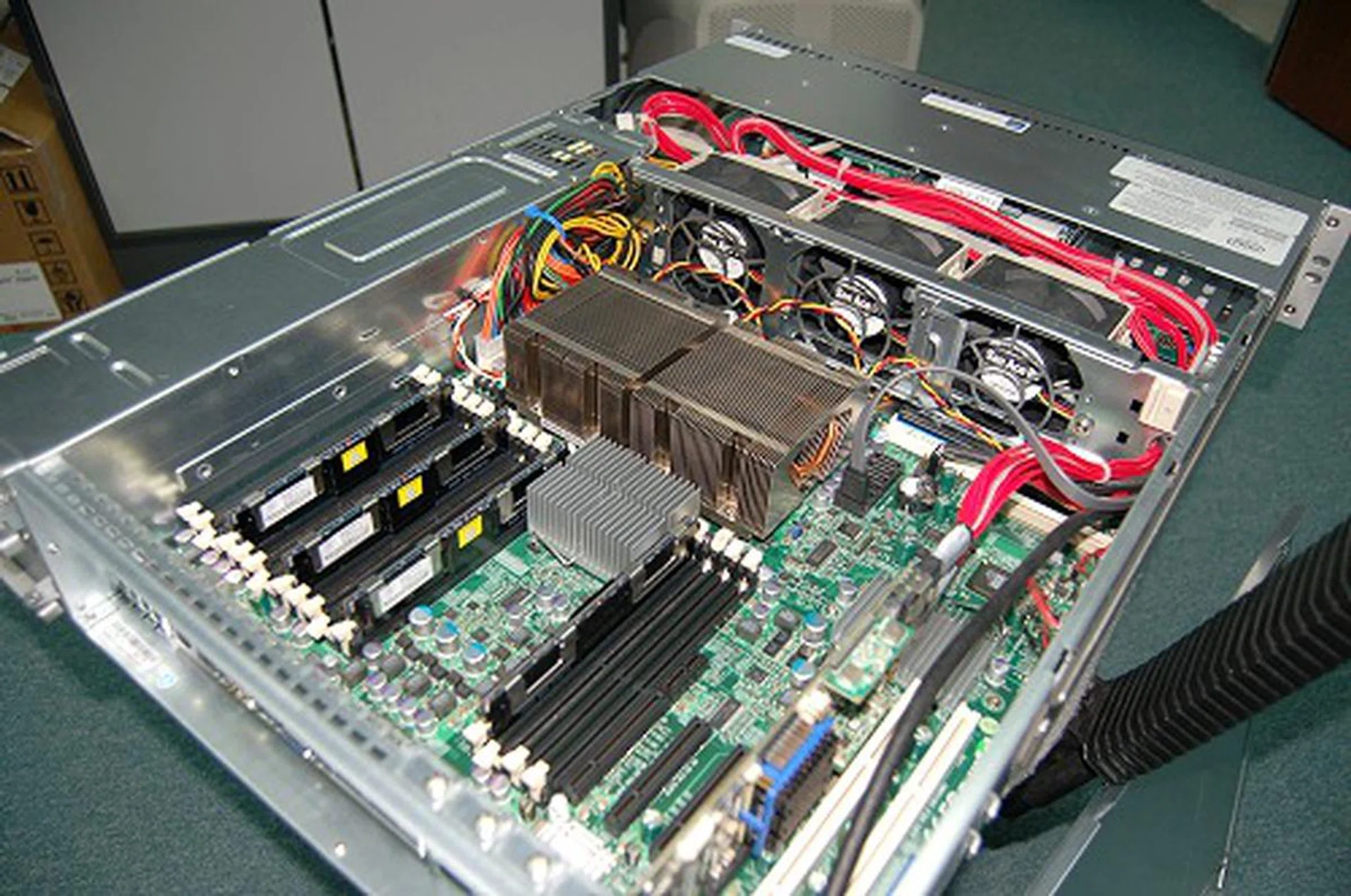 Intel's Harpertown evaluation unit was courtesy of Supermicro.