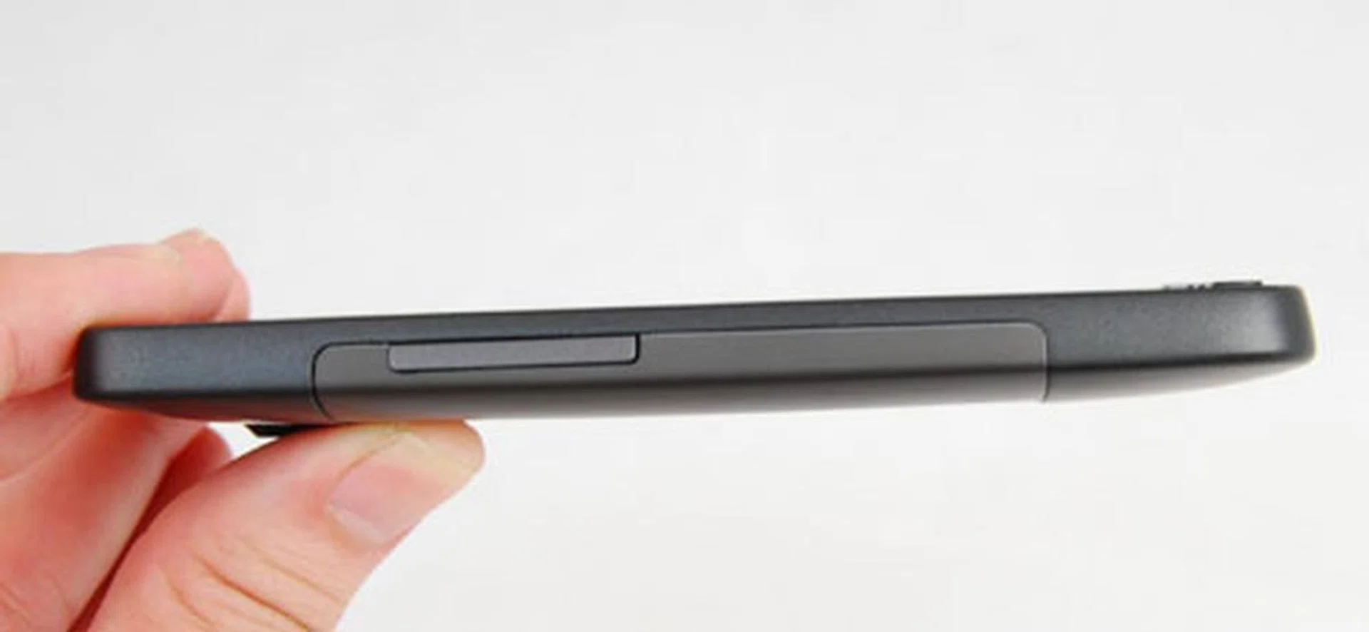 Though commendable for making the HD2 thin, it still won't find itself anywhere near tight fitting pockets or bags.
