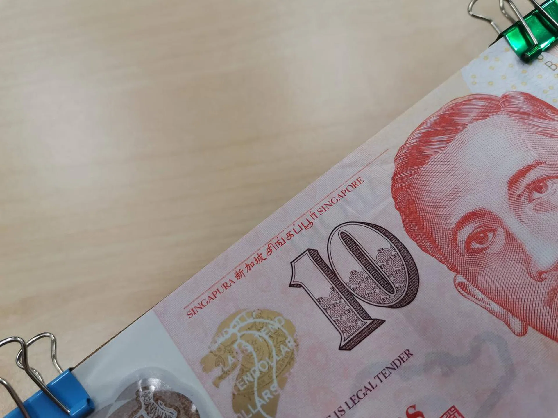 There's nothing better, and handier, to test macro modes with than a tenner. (In case you've been living under a rock, what appears to be a line above the names of Singapore is actually microtext: "MONETARY AUTHORITY OF SINGAPORE.")