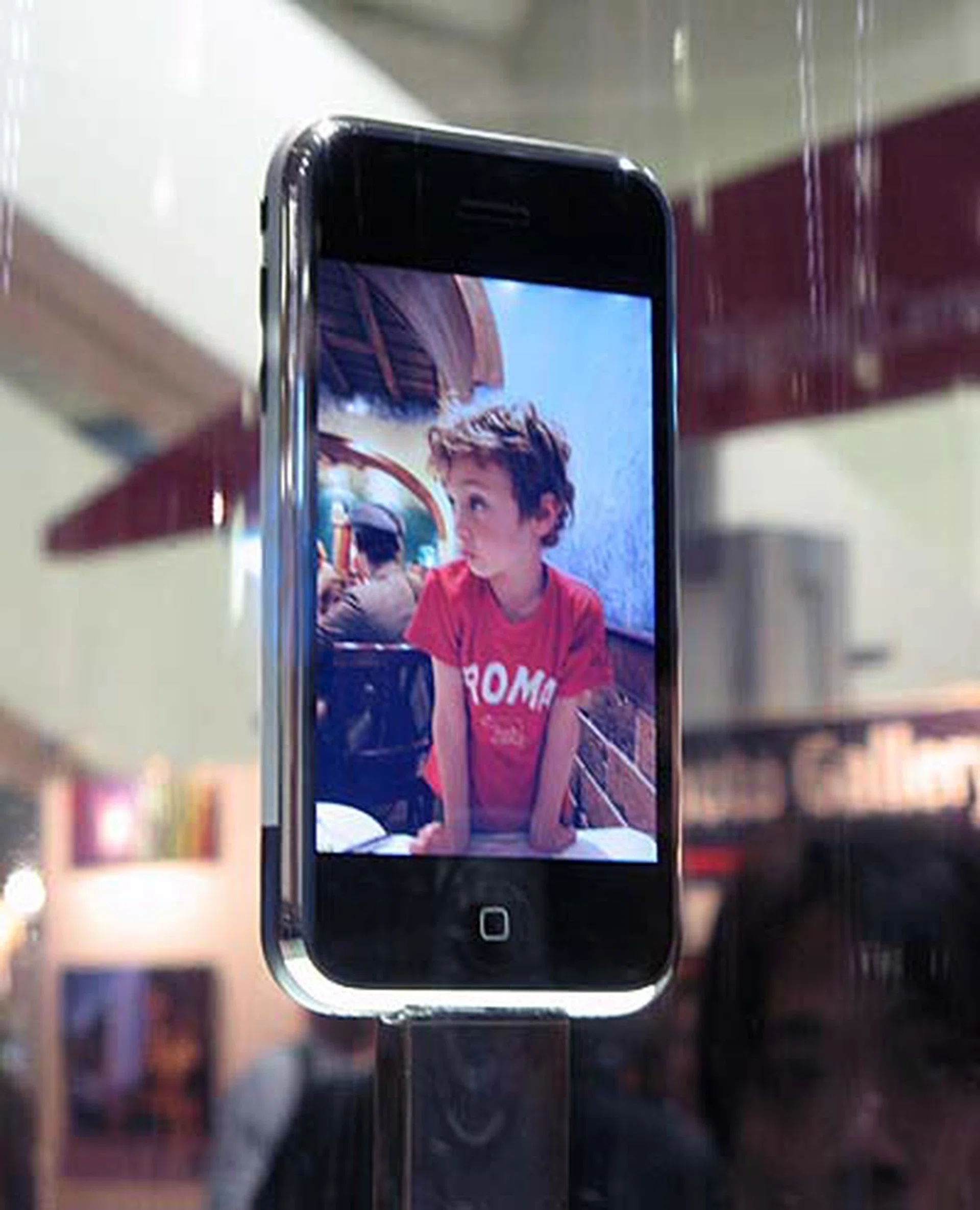 Be it placed horizontally or vertically, the iPhone does photos equally well. On the left side of the iPhone, you can vaguely make out the silent/ring button, and the 2-way volume rocker.