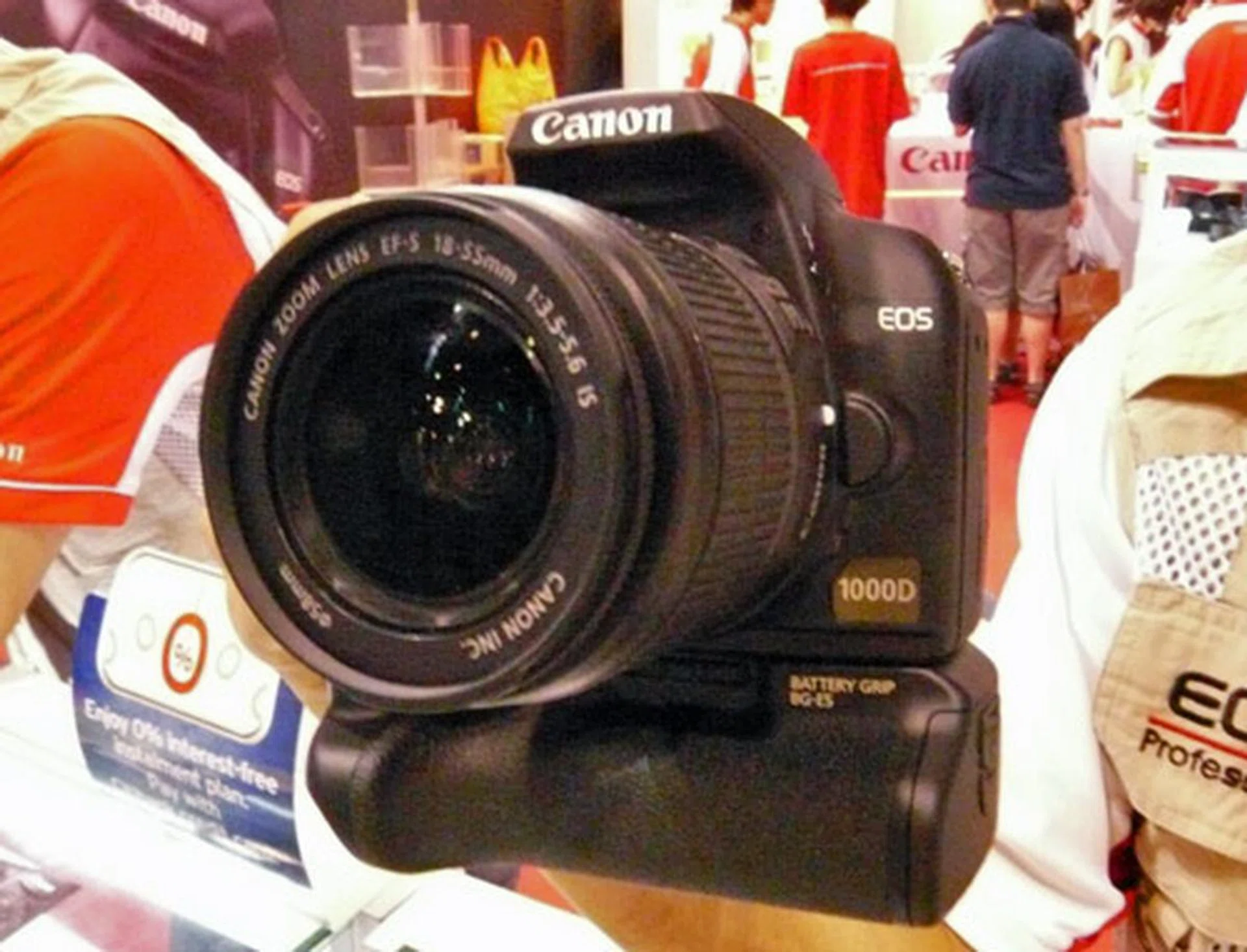  The new Canon DSLR, 1000D was at Comex. Going for S$1,099, it has a 10.1-megapixel CMOS sensor as well as the EOS integrated cleaning system.  