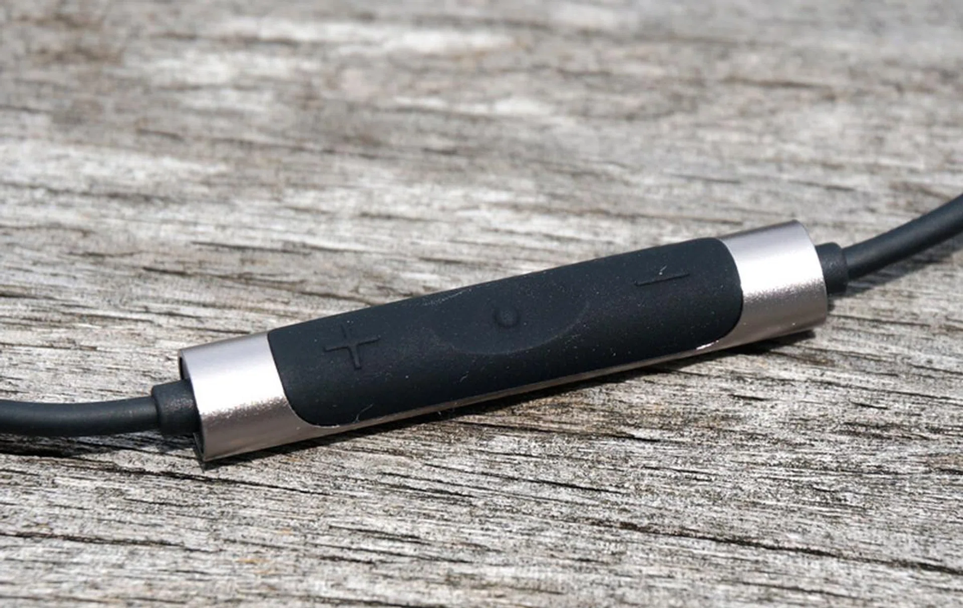 The MA390 Wireless has the most stylish in-line remote.