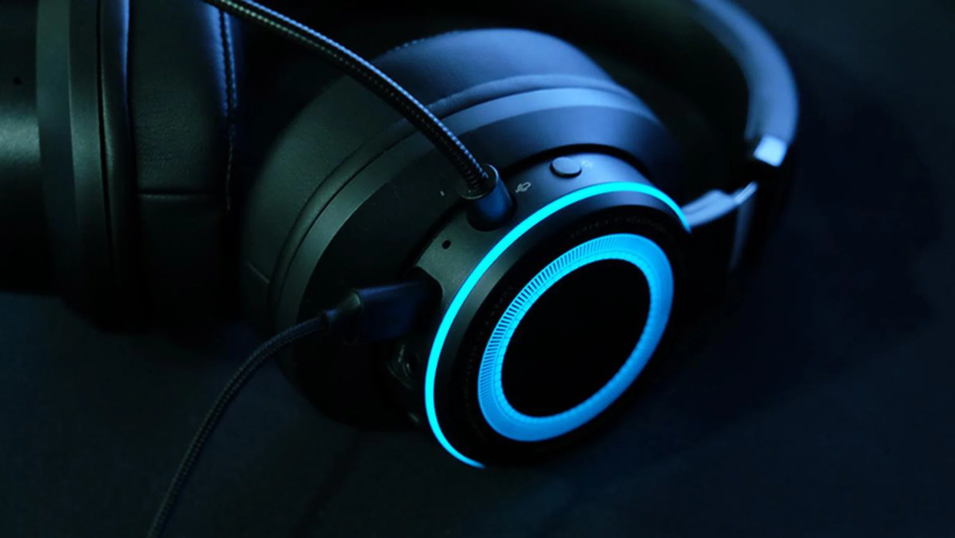 The front-facing side of the left ear cup houses the RGB toggle.