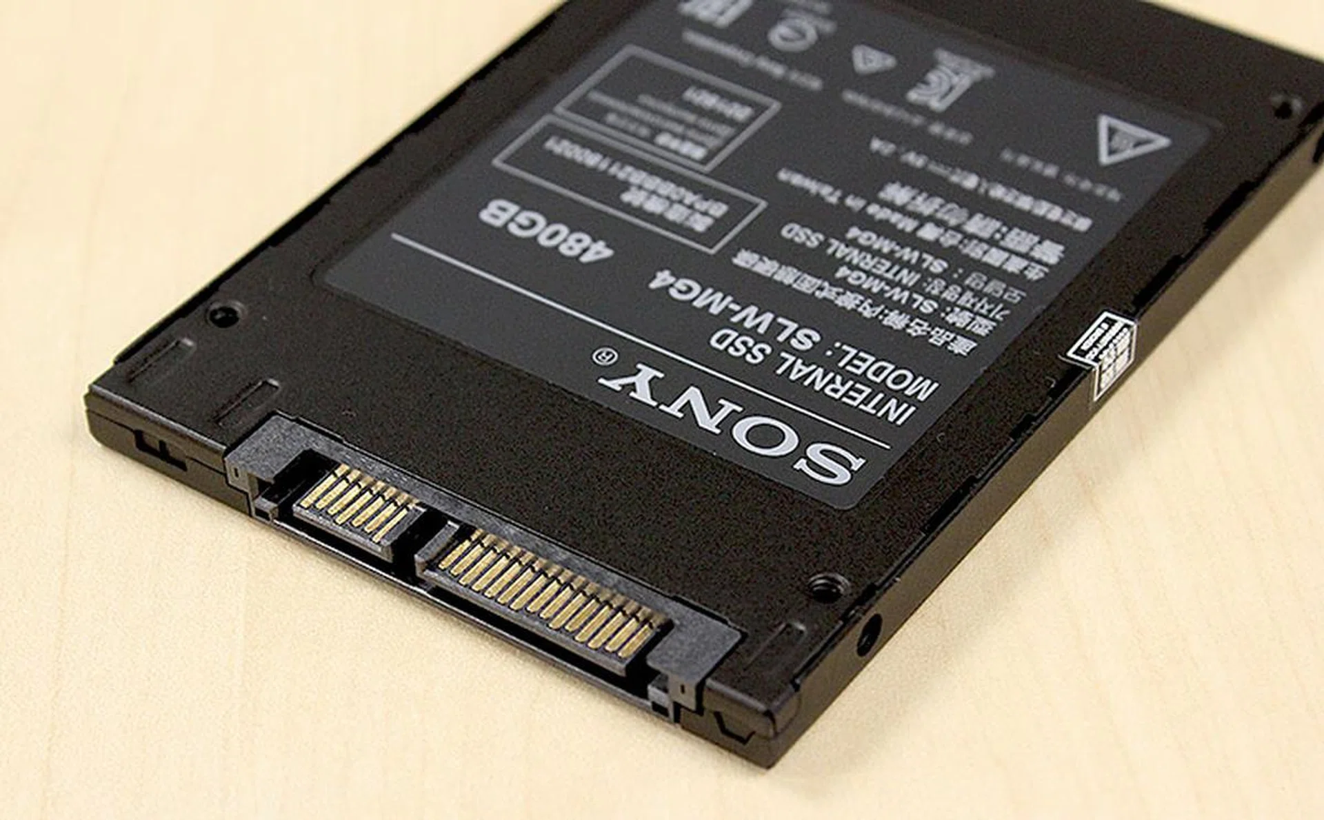 Like the other two drives here, the Sony SLW-M SSD also supports SATA 6Gbps.