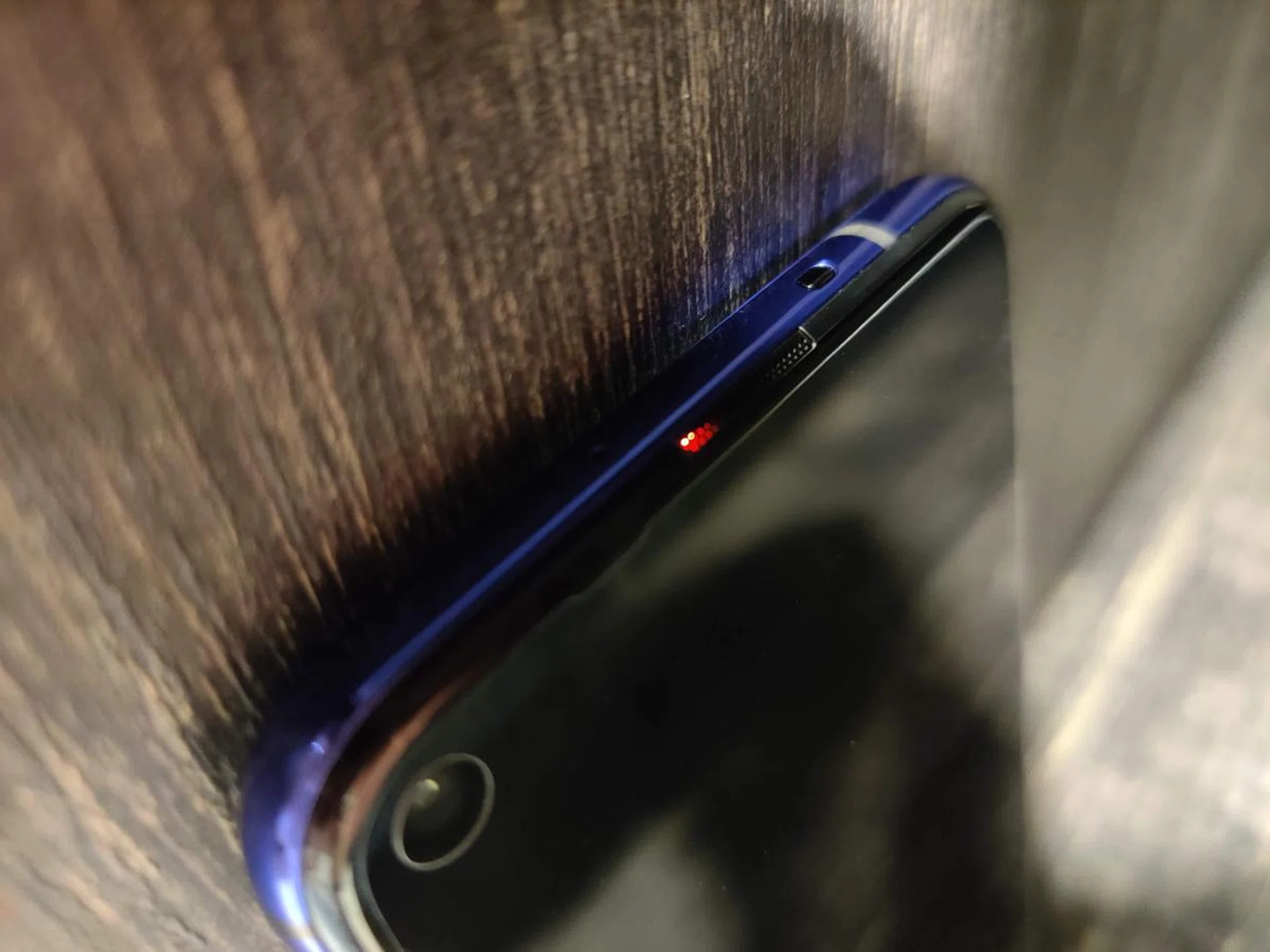 It flashes red, green, and orange. It's not easy to see, but at least it's there.