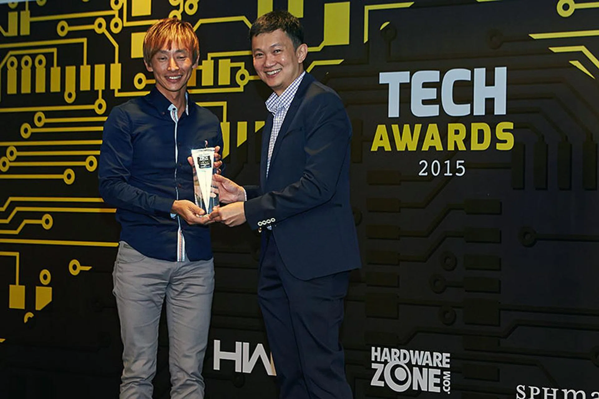 Our readers' have once again chosen StarHub TV as their favorite pay-TV service. Accepting the award here is Mr. Tang Yong Hir, AVP, Entertainment & SmartLife, StarHub.