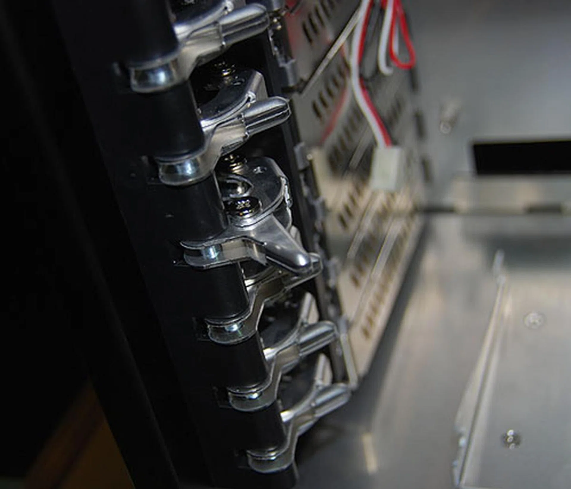  Tool-free mechanism to lock the PCI expansion cards.  