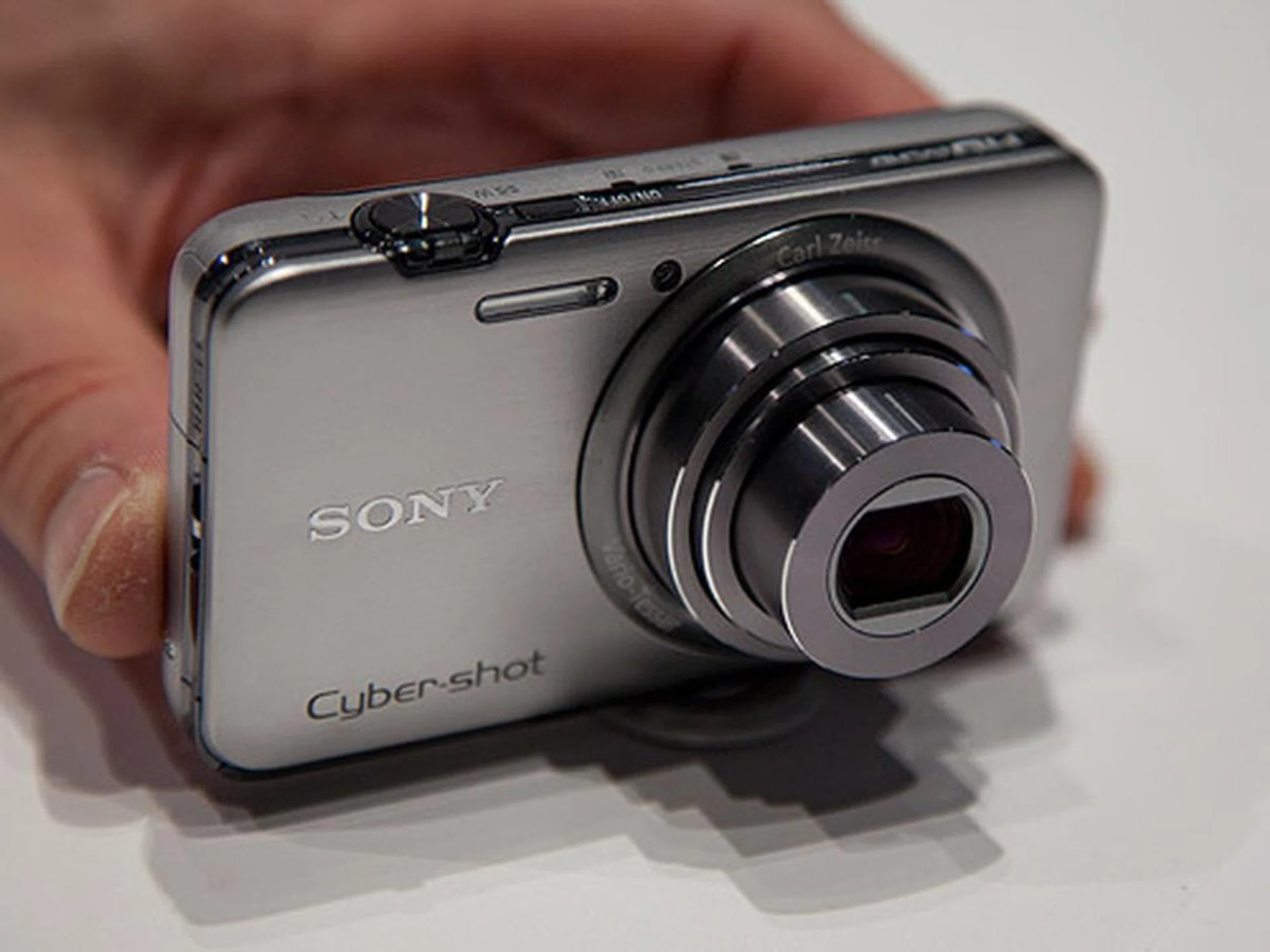 The new Cyber-shot DSC-WX9 delivers 16.2 megapixels images, comes with 5x optical zoom Carl Zeiss® Vario-Tessar® lens, 3.0" screen, Full HD 1080/60i video, "Exmor R" CMOS sensor, background defocus and 3D Sweep Panorama shots.