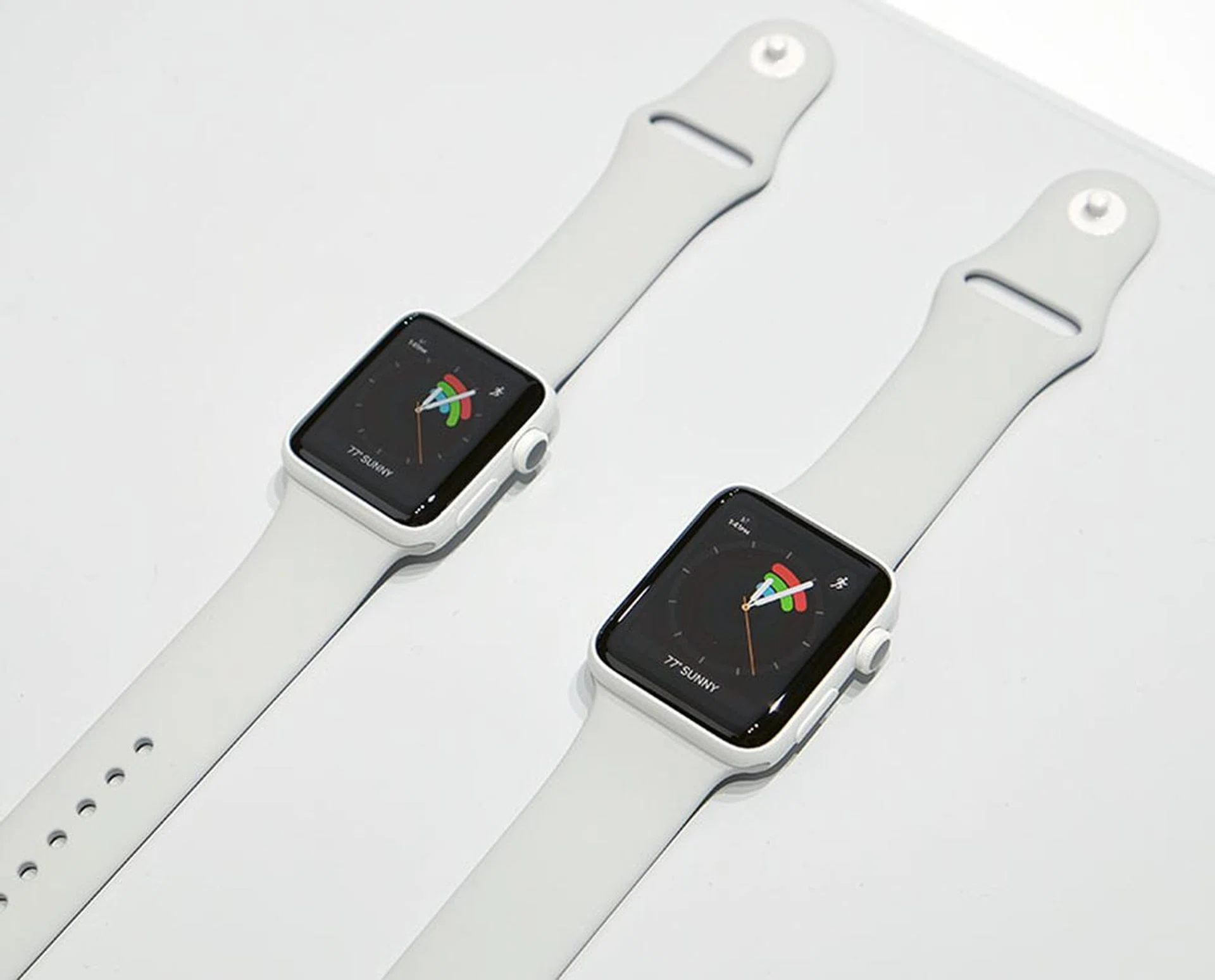 The new Apple Watch Edition comes with in a pure white ceramic case that is very striking.