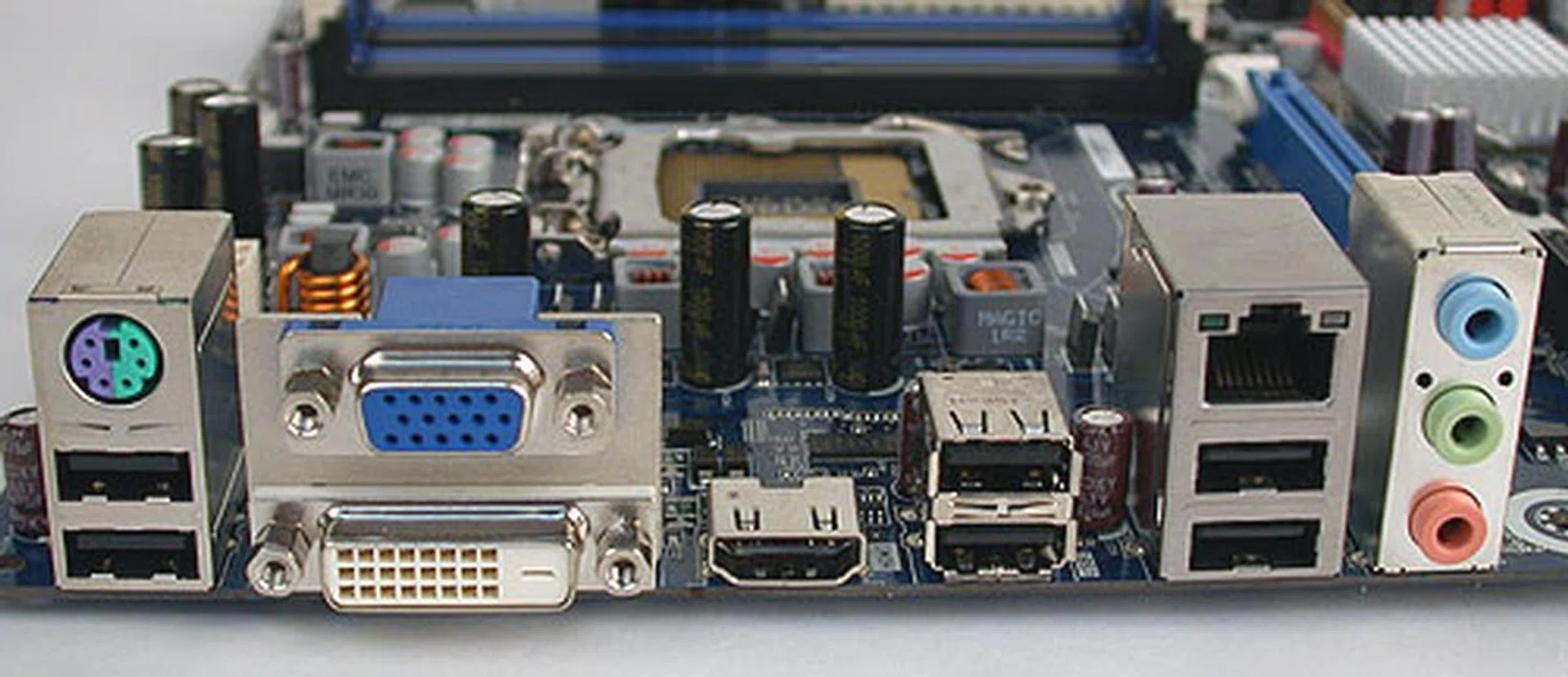 The rear outputs on the Intel board pales in comparison to other manufacturers, with no eSATA or FireWire option and an audio jack with only three outputs and no S/PDIF. Of course, with the chipset's support for DTS HD audio over HDMI, it's not that big of an issue.
