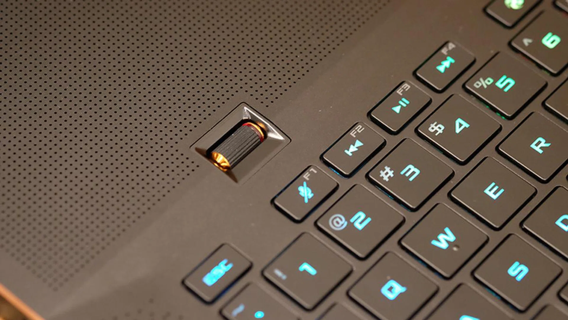 The volume wheel on the Zephyrus S GX701GX provides a really convenient way to adjust the volume.