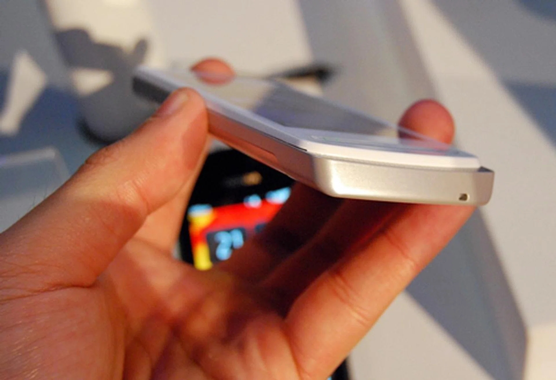 We like the clean design of the Nokia 700; simple yet elegantly crafted.