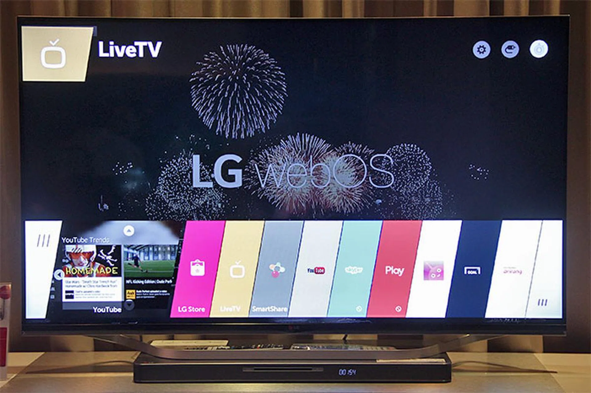After tons of going back to the drawing board, LG finally settled on this 'straight line' launcher interface.