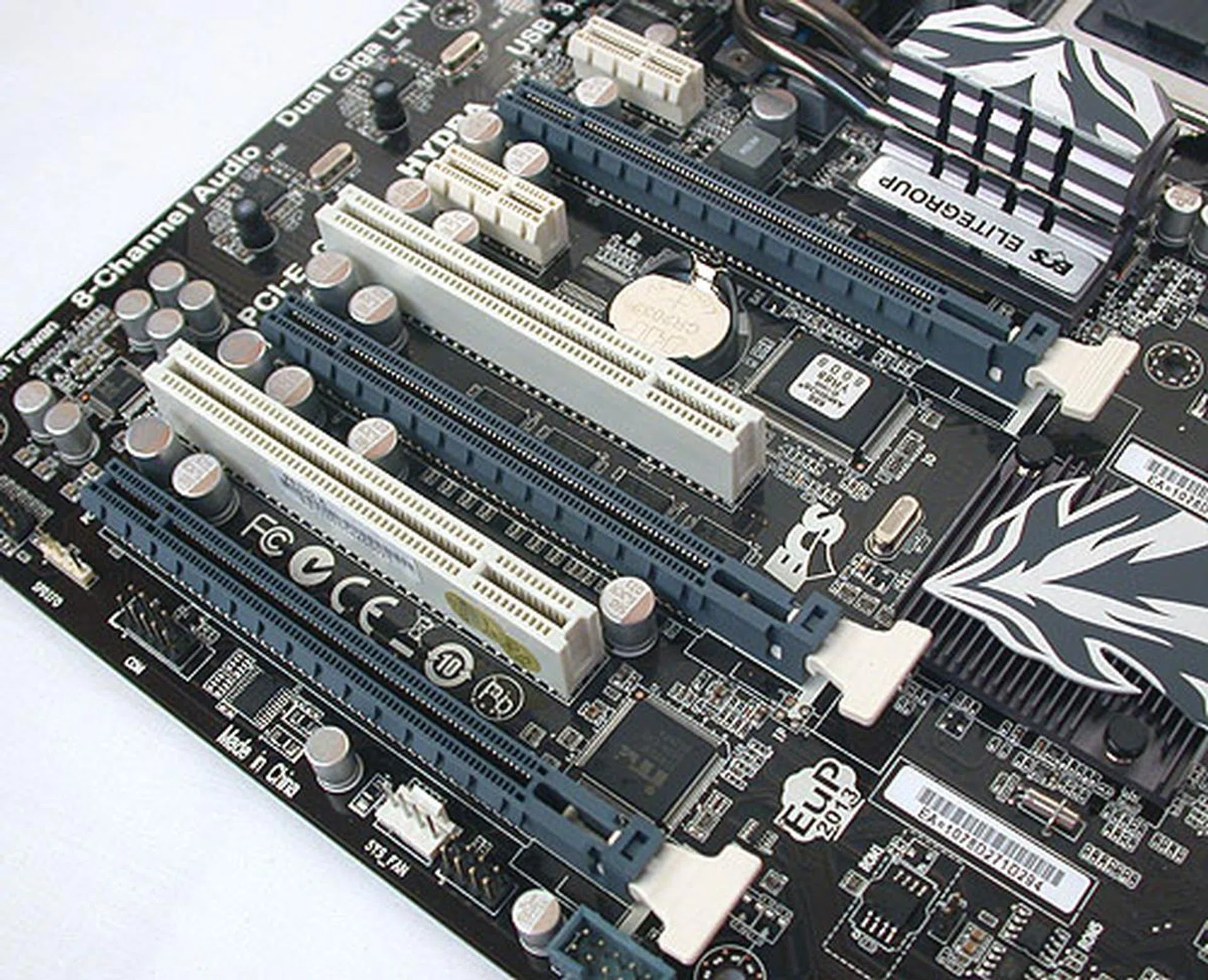 As you can see, the black PCIe 2.0 x16 slots are arranged to allow for dual-slot graphics cards. There's sufficient clearance here that you can almost use all the available slots if they are all of the single card variety.