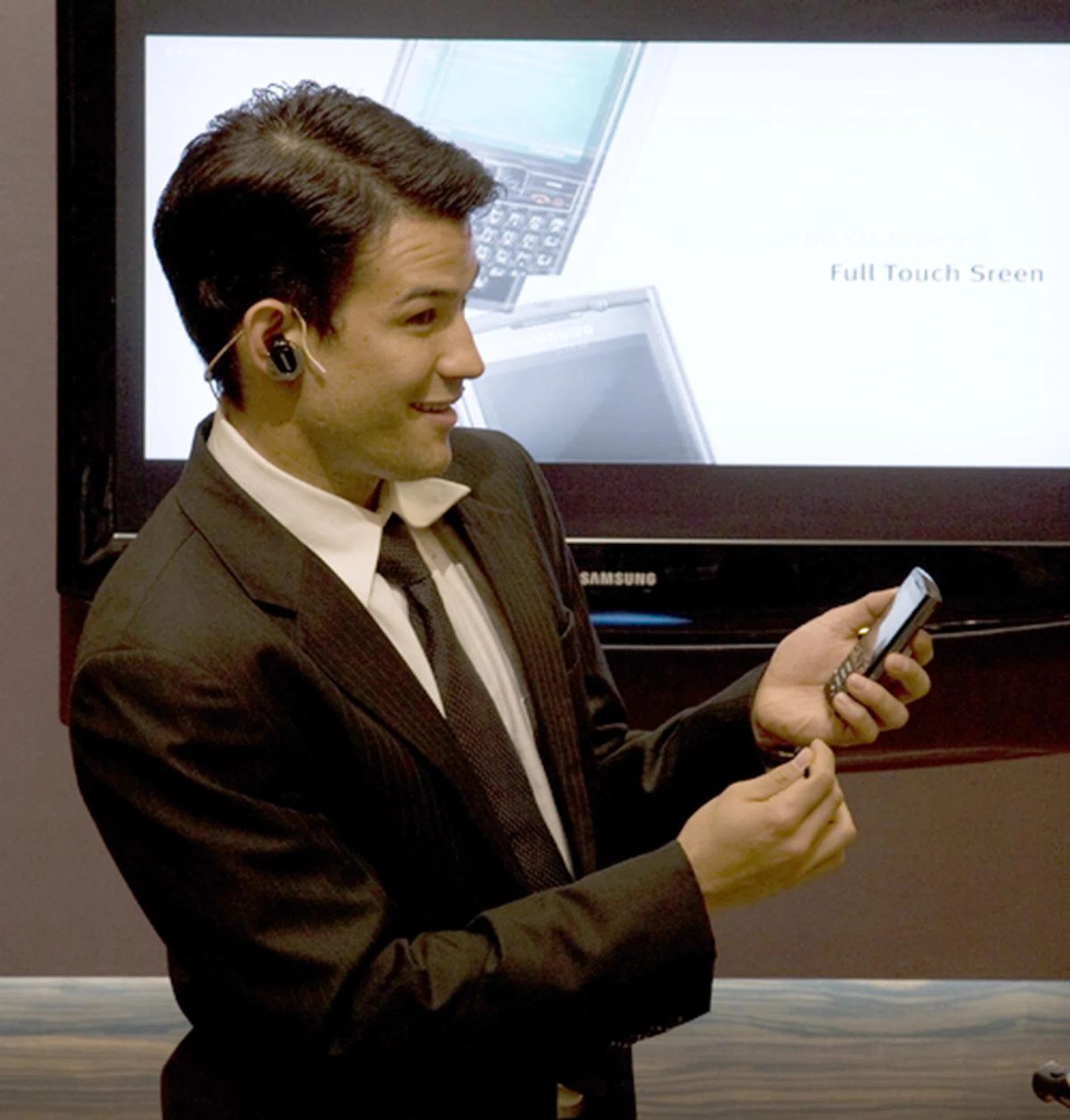 Wi-Fi capabilities coupled with HSDPA on Windows Mobile 6 (and upgradeable to Windows Mobile 6.1), the business executive demonstrates how easy it is to increase your productivity via push e-mail and a full QWERTY keypad for quick and accurate editing.