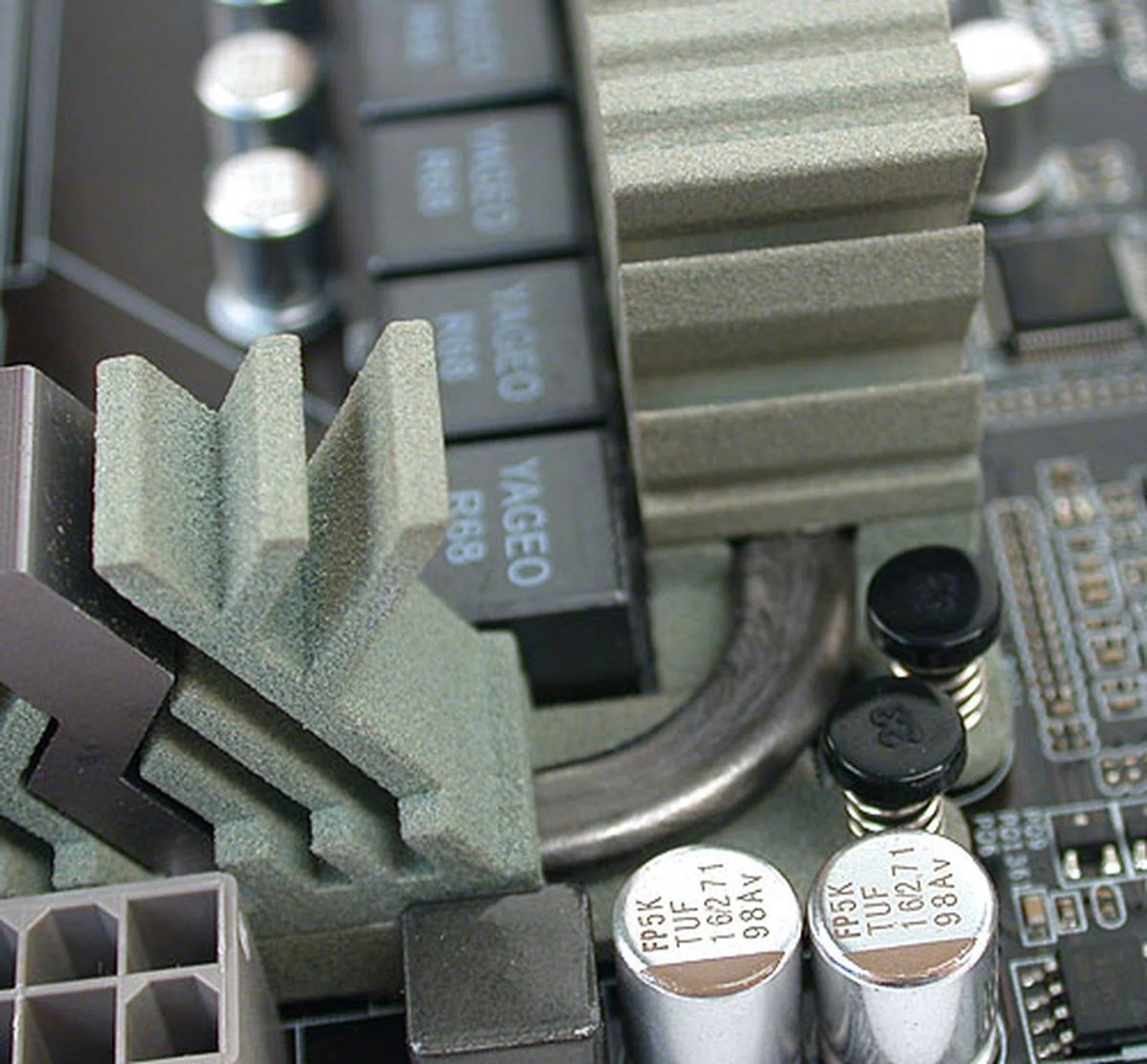 Beneath the rough surface of the heatsinks, they are connected by a heat pipe.