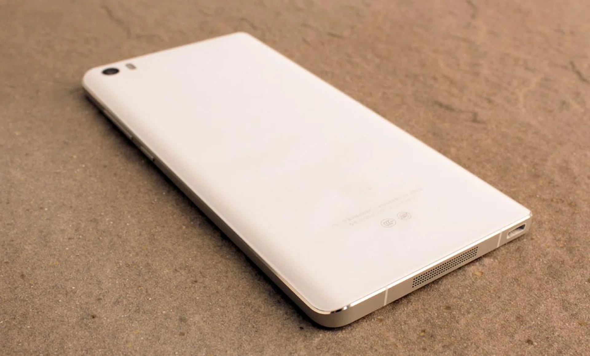 The rear glass panel has very pronounced curved edges, resulting in a comfortable in-hand grip.
