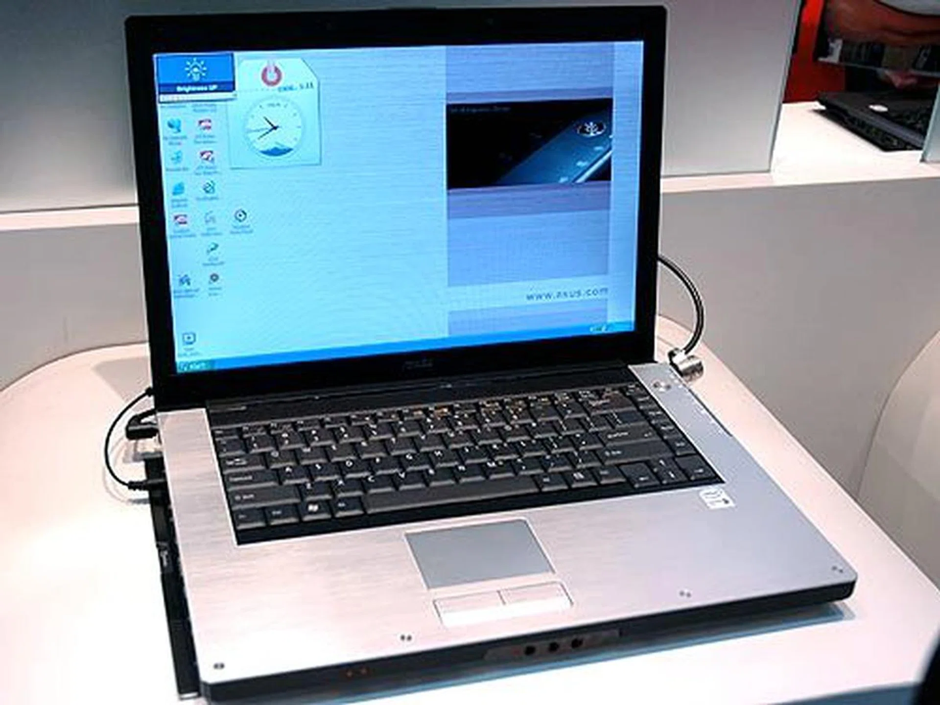 The ASUS W1J is also another Napa platform based on the Intel 945PM Express chipset with an Intel Core Duo processor. This entertainment notebook comes with a 15.4-inch widescreen display comes with a built-in TV tuner for those who desire to be entertained anywhere they go. It also comes with a built-in subwoofer for that extra bass experience.