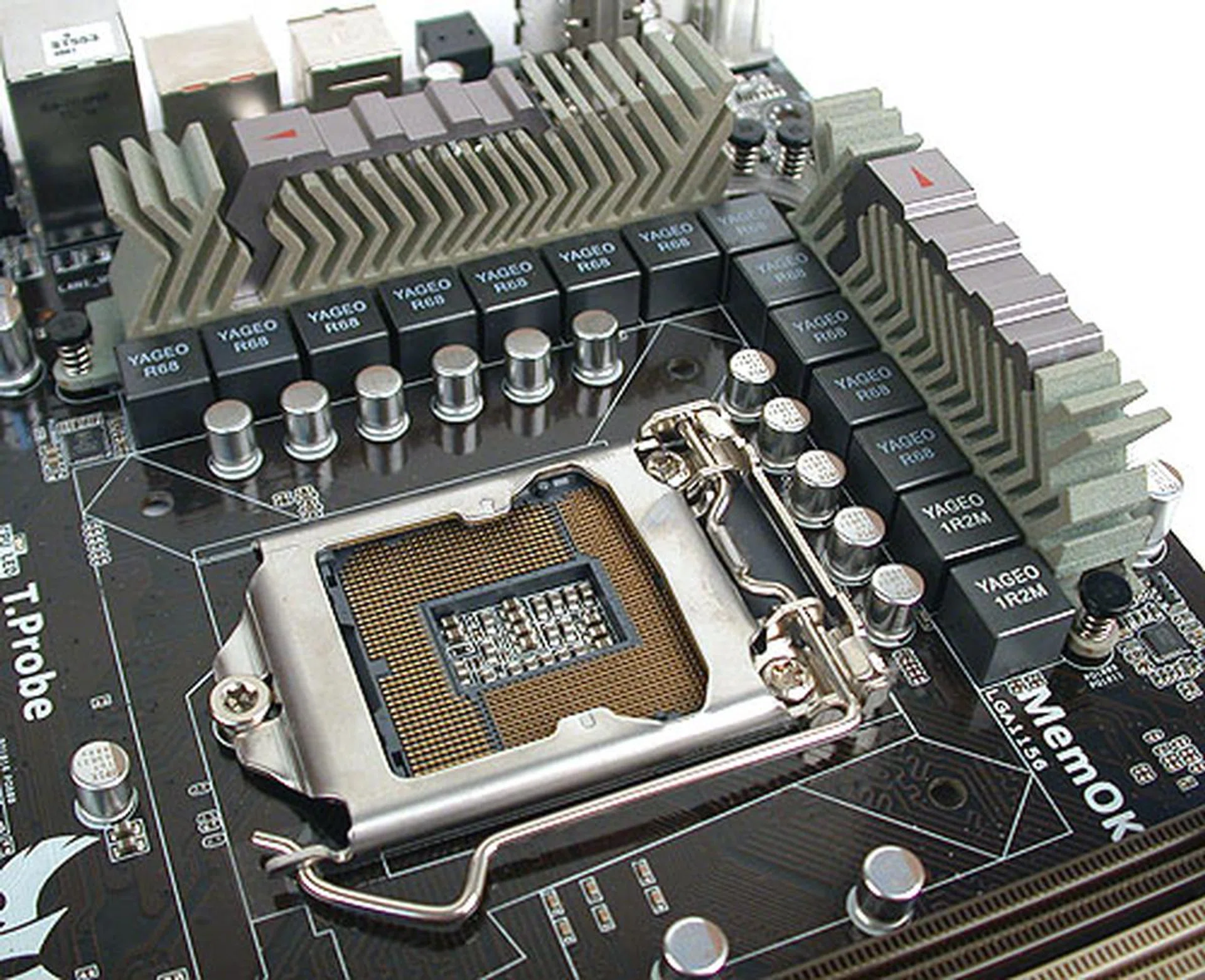 The ceramic-based heatsinks surround the LGA1156 socket on the ASUS SABERTOOTH. The chokes and capacitors here are all certified to meet military standards.