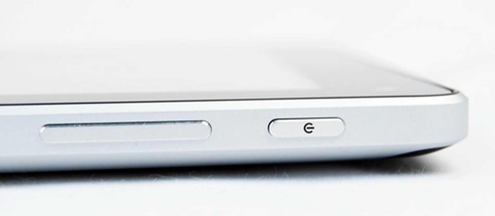 Located at the top left corner of the Huawei MediaPad are the power button and volume controls. They are sufficiently raised for easy access and have a nice feel when pressed.