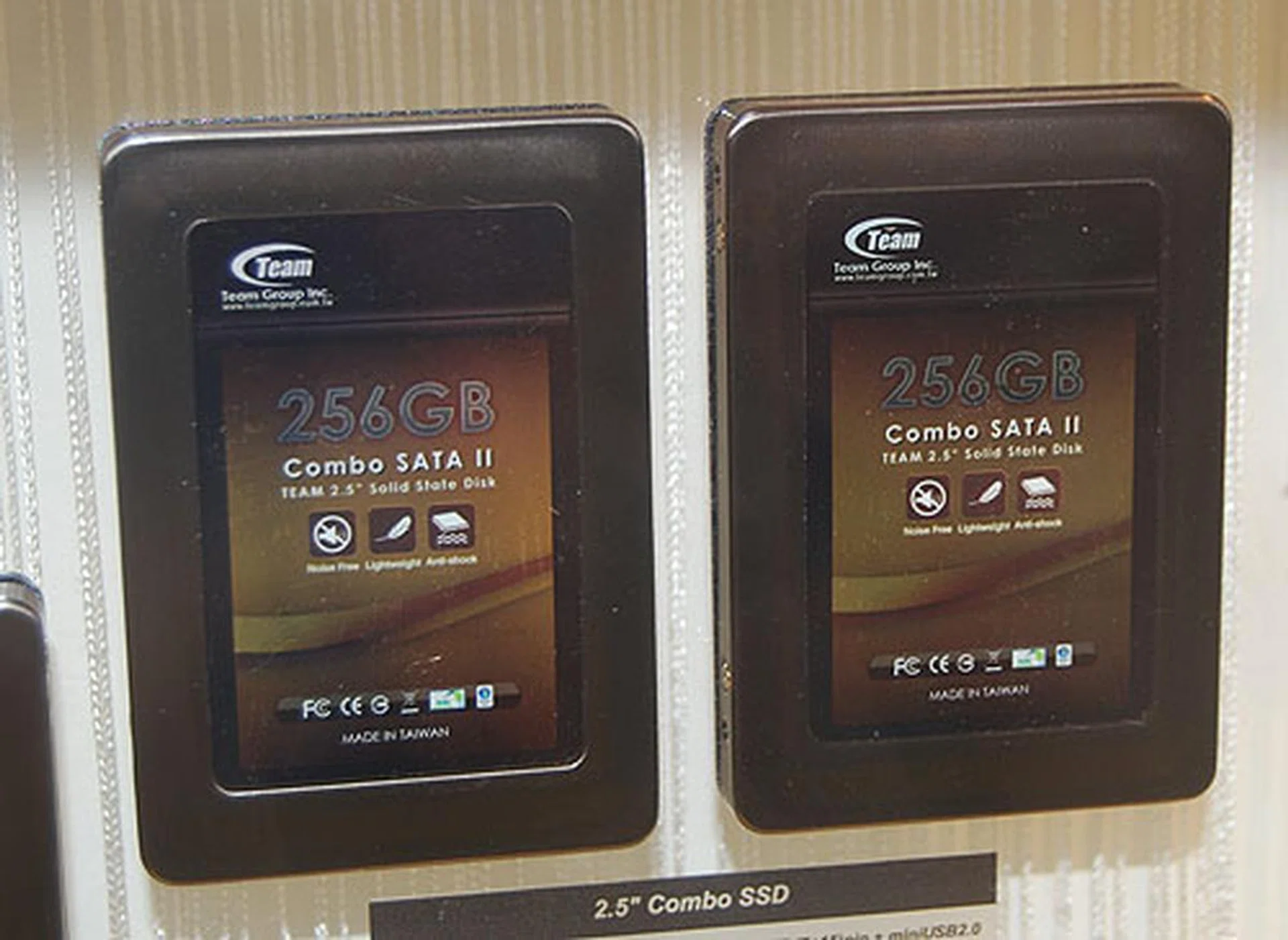  This 2.5-inch 256GB combo SSD has both SATA and mini-USB interfaces.
